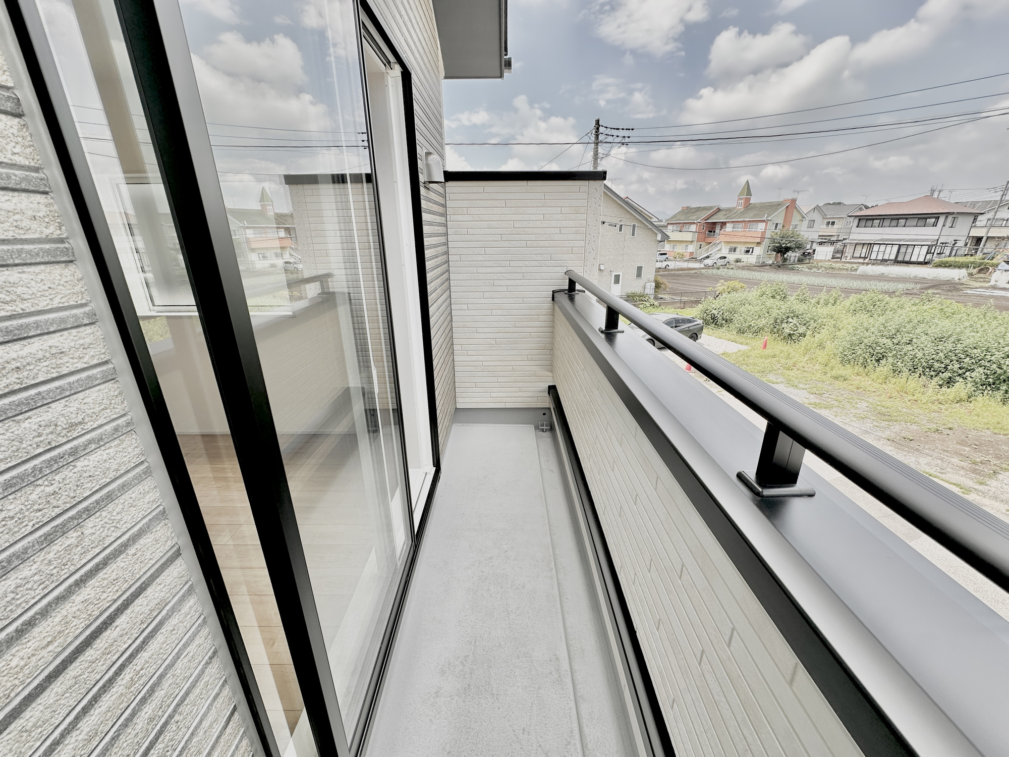 宇都宮市鶴田町の新築一戸建のバルコニー|広々としたバルコニーで日々の洗濯物はもちろん、布団などの大物もたくさん干していただけます♪