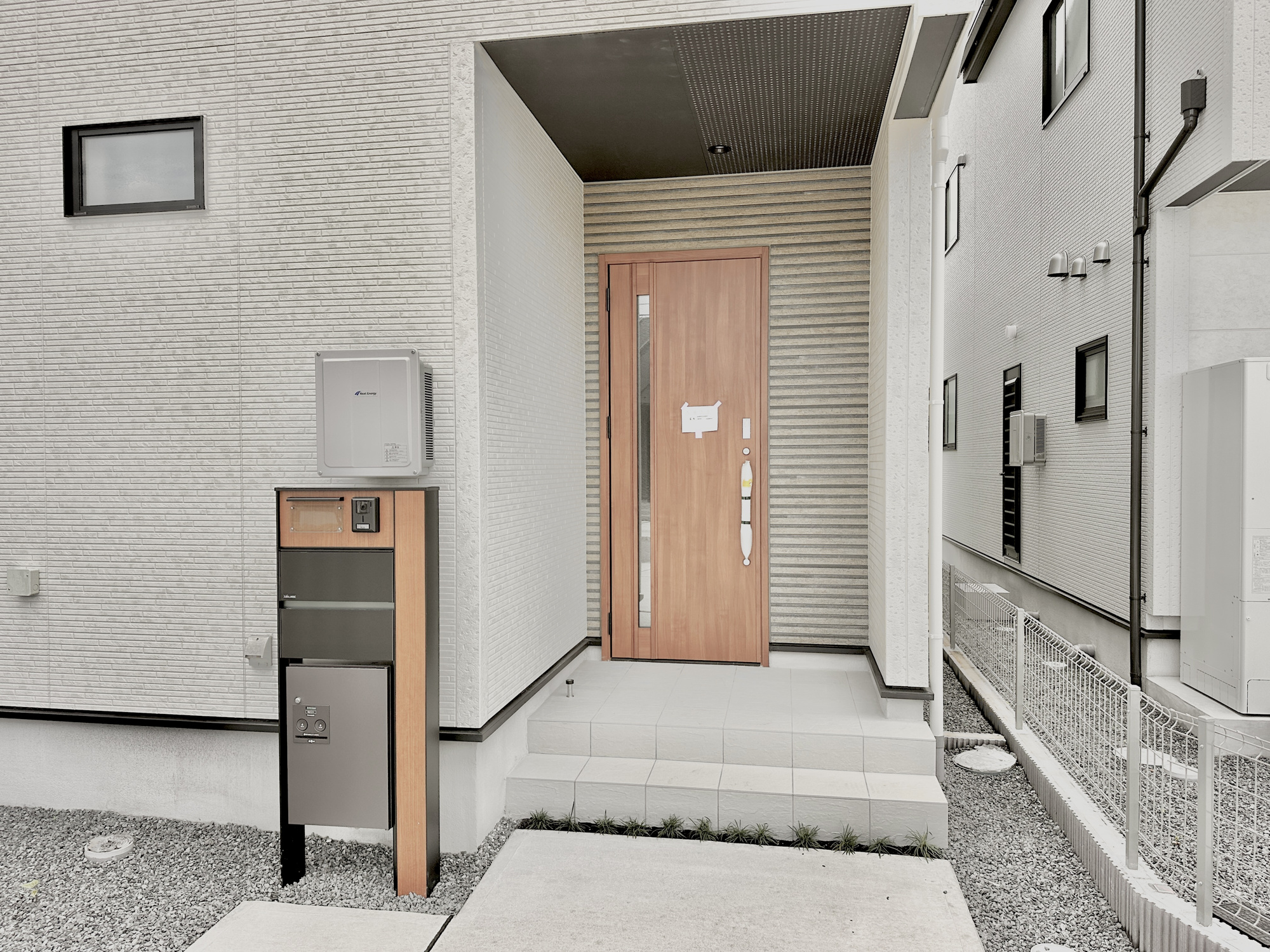 宇都宮市鶴田町の新築一戸建の玄関|上質感漂う玄関へのアプローチ。居住者の帰り、訪れる方を優しく迎える・安らぎに満ちた生活空間を予感させる。健やかな暮らしを楽しめそう
