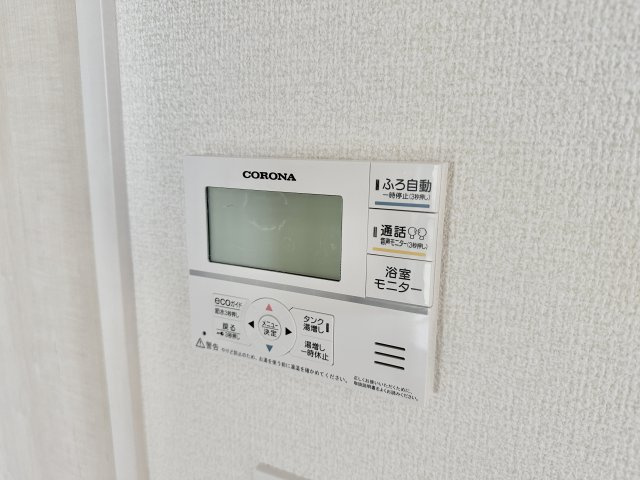宇都宮市鶴田町の新築一戸建の発電・温水設備|キッチンについている給湯リモコン。ここからお風呂のお湯を入れられるので、忙しい夕飯時がちょっぴり楽になりますね♪
