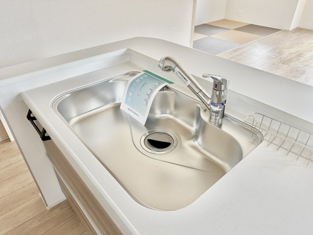 宇都宮市鶴田町の新築一戸建のその他|浄水機能付シャワー水栓は、浄水器ごと蛇口が引き出せるから、ポットやお鍋などに浄水を注ぐときやシンクを洗う時に便利です♪