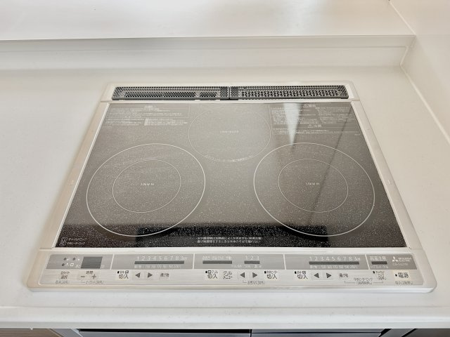宇都宮市鶴田町の新築一戸建の設備|3口のIHで左右のコンロで調理中に煮物の温め直しが出来る、湯沸かしや炊飯などがしやすいなどとても便利です♪
