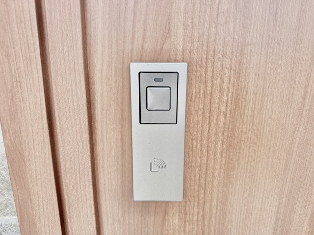 宇都宮市鶴田町の新築一戸建の防犯設備|タッチ一つで鍵の開錠が可能なタッチキー付き♪ 毎日使うドアの開け閉めがとてもスムーズになります(^^♪
