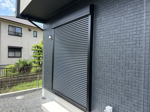 宇都宮市鶴田町の新築一戸建の防犯設備|防風、防犯、防音、断熱と様々な効果を発揮するシャッター付きです♪