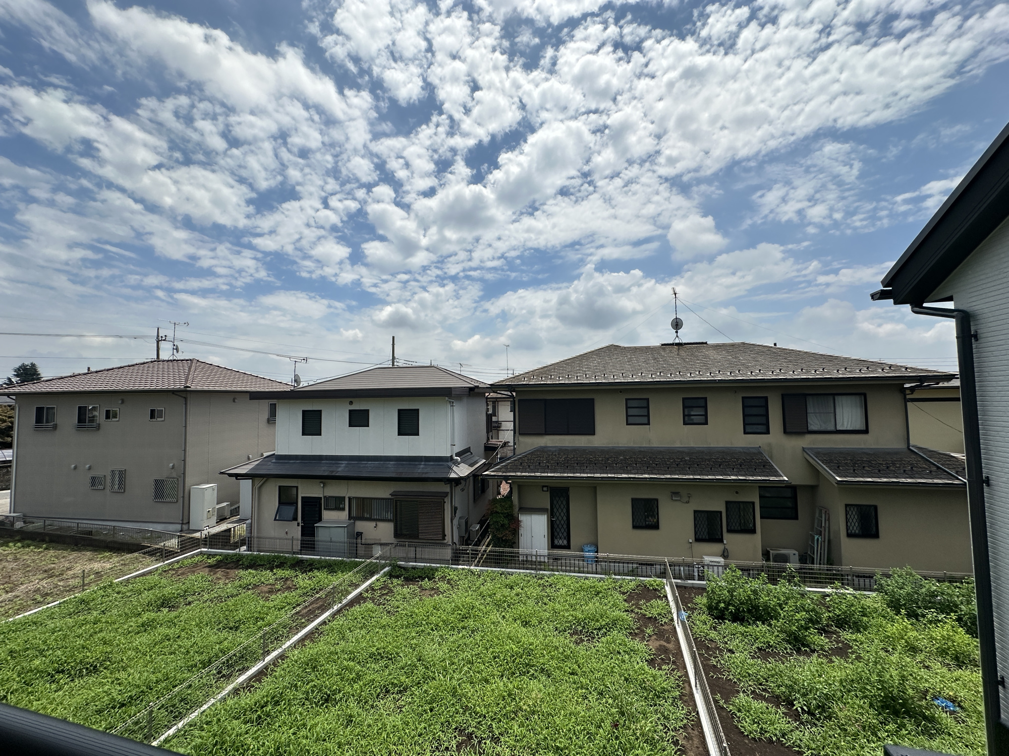 宇都宮市鶴田町の新築一戸建の展望|低層の一戸建てを中心とした街並みが整然と続き、周辺は高い建物が建っていないので、採光や開放性に恵まれ、空が広く緑の多い閑静な趣を感じる環境です。