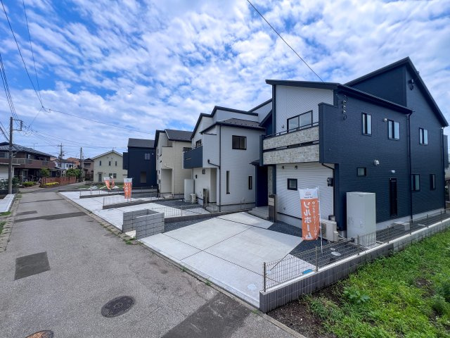宇都宮市鶴田町の新築一戸建の前面道路含む現地写真|閑静な住宅地で子育て家族にピッタリ。毎日のお散歩も快適な緑に恵まれたエリアで、自然に包まれた穏やかな暮らしを実現するための、ゆとりある住環境が整っています。