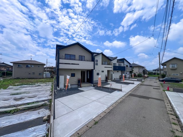 宇都宮市鶴田町の新築一戸建の前面道路含む現地写真|低層の一戸建てを中心とした街並みが整然と続き、周辺は高い建物が建っていないので、採光や開放性に恵まれ、空が広く緑の多い閑静な趣を感じる環境です。

