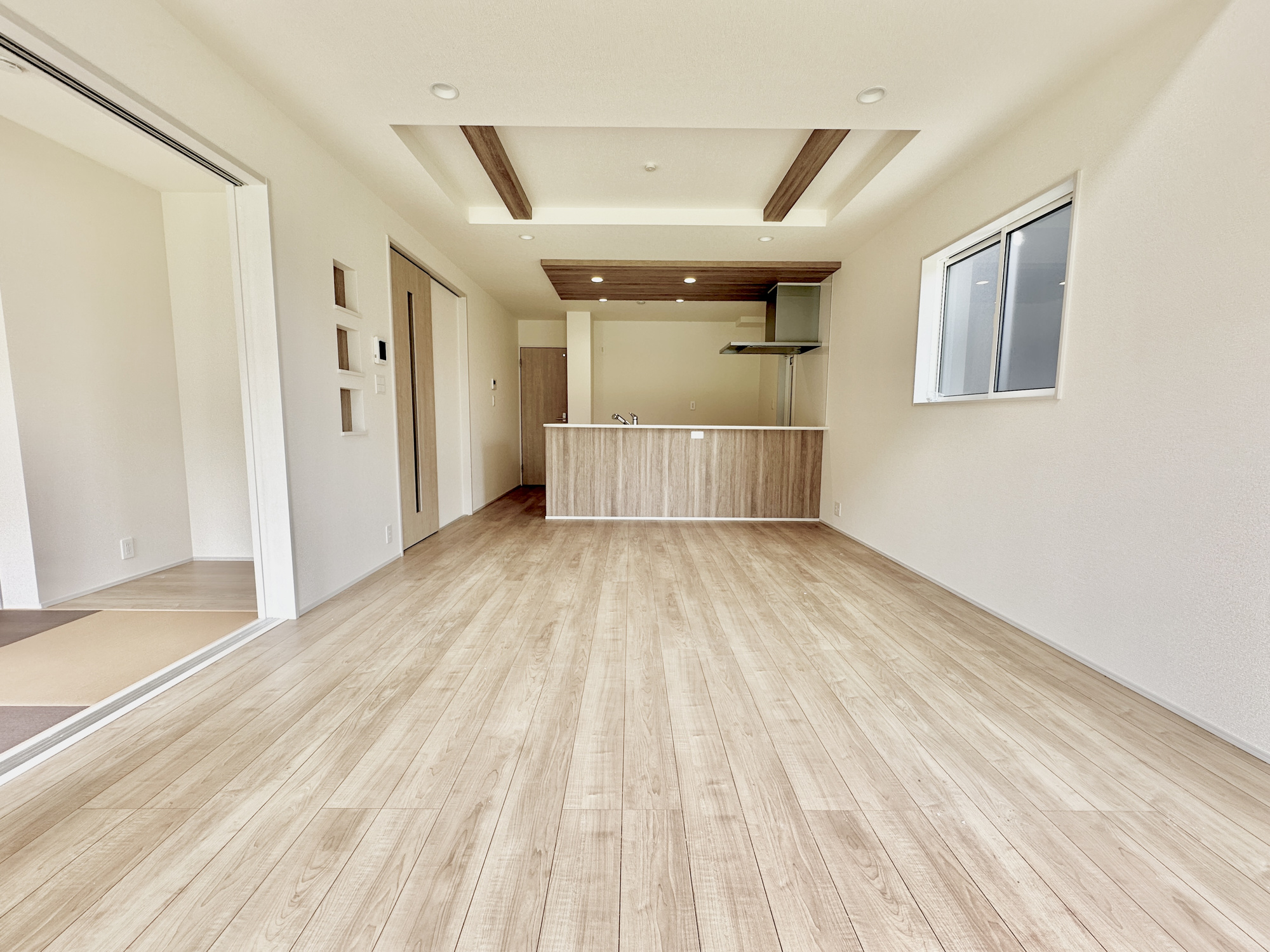 宇都宮市鶴田町の新築一戸建の居間・リビング|室内にいても、たっぷりの陽光と爽やかな風を感じて頂ける、開放感あふれるリビングです。
ご家族と穏やかに過ごす、心地の良い時間が流れます。　