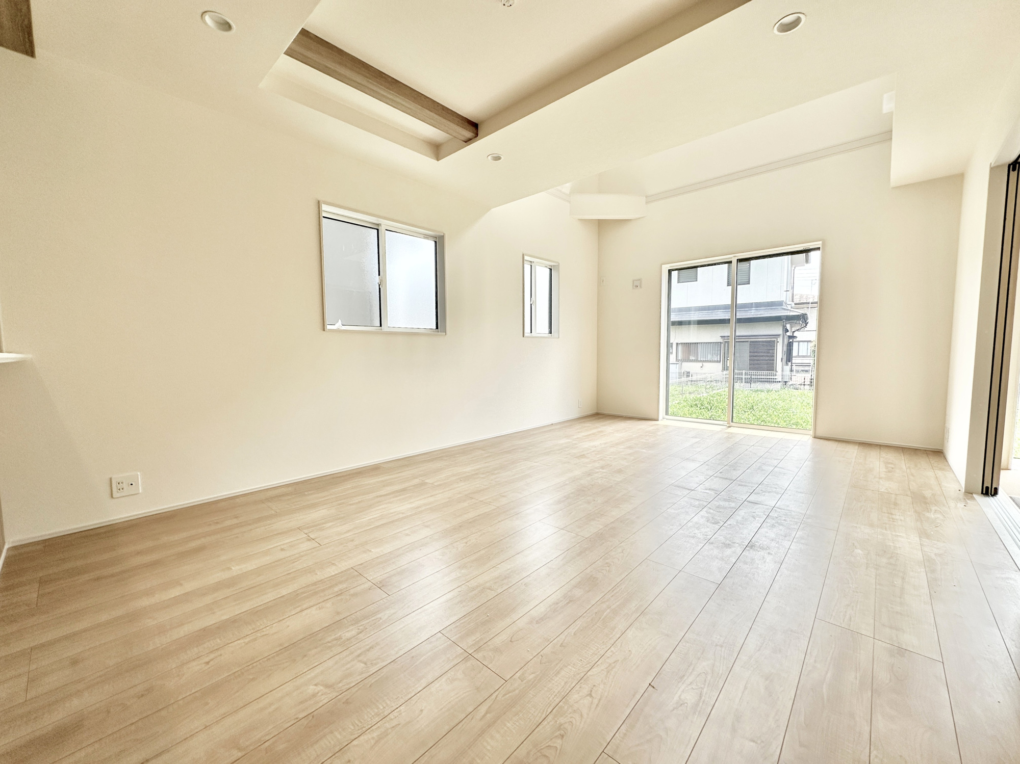 宇都宮市鶴田町の新築一戸建の居間・リビング|オープンな空間を生み出す、広々としたLDK。家族と過ごす時間を大切にしたい方にぴったりの明るくゆとりある住空間です。南側の窓からの日差しがリビングの隅々までしっかりと届きます！ 
