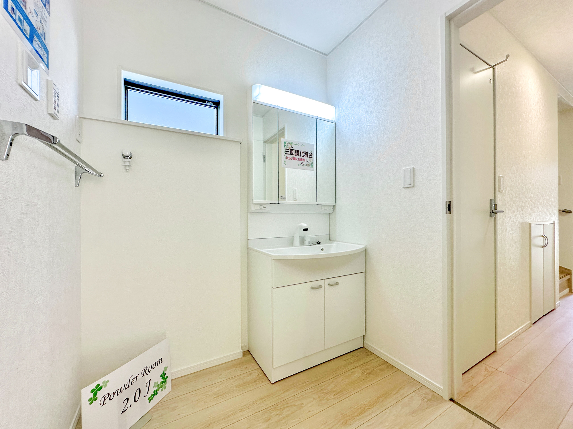 足利市田中町の新築一戸建の独立洗面台|広く、明るい洗面スペースで朝の身支度も快適に♪３面鏡で髪のセットやお化粧もストレスなくこなせ、鏡の裏にはたっぷりと収納スペースを標準装備！