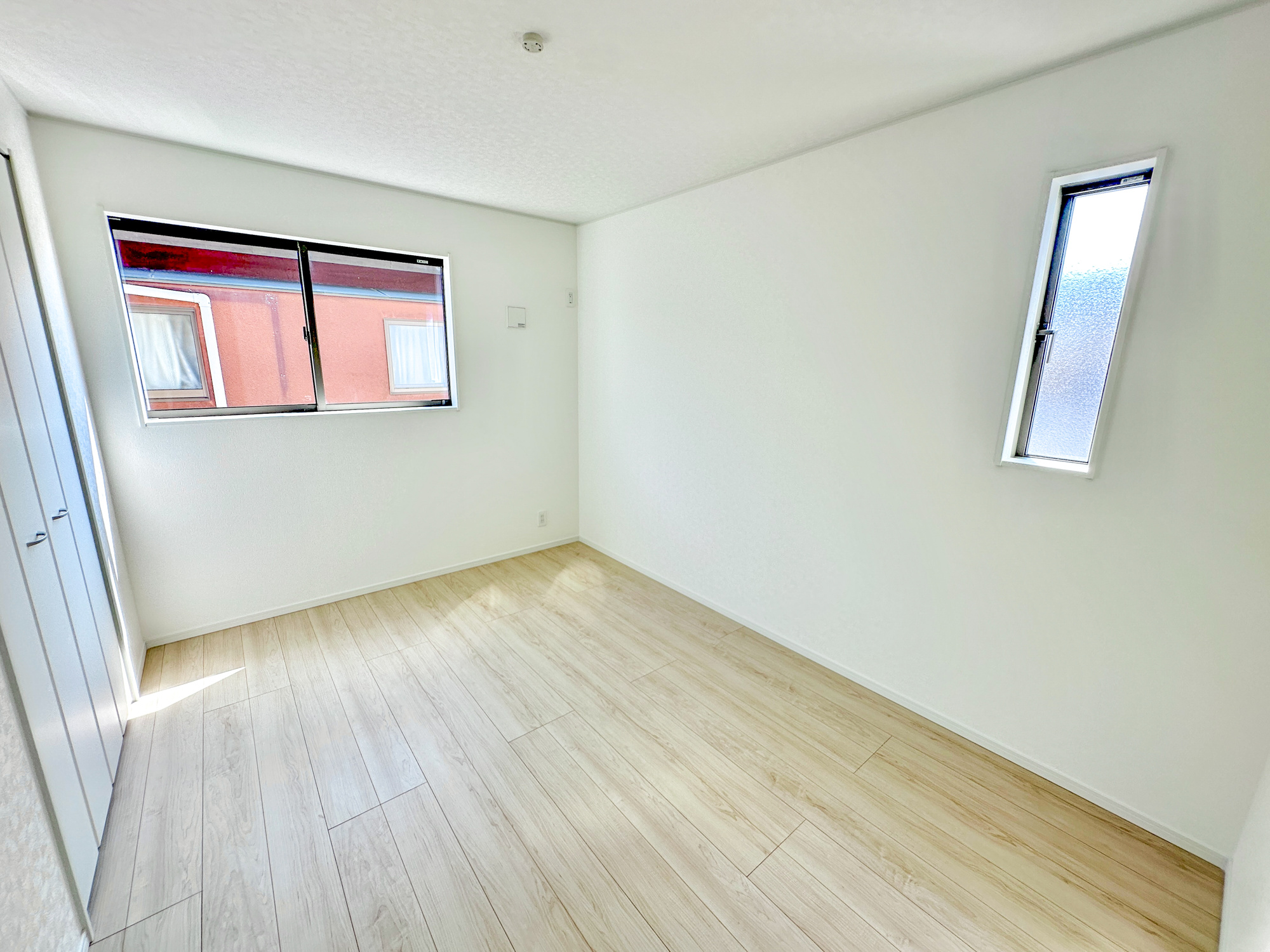 足利市田中町の新築一戸建の子供部屋|広々とした居住空間は日々の暮らしを彩り、心のやすらぎと満足感を与えてくれます。通風と採光を考慮した設計は子供たちはのびのび育ち、家族でくつろぎと団らんを生み出します。