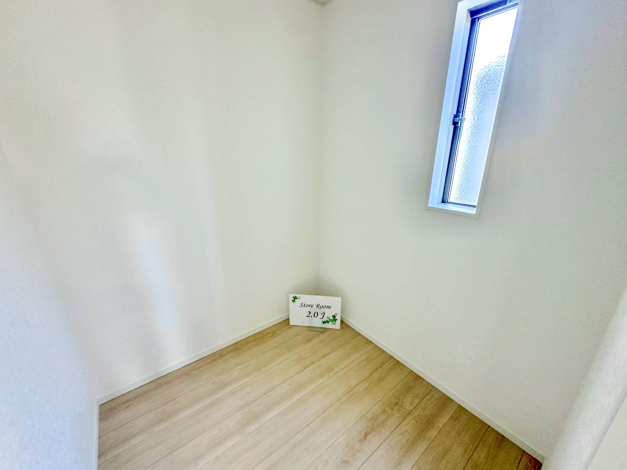 足利市田中町の新築一戸建の収納|２階の廊下を進んだ先には贅沢な納戸付き！家族共有の収納スペースとしてお使いいただけます。普段は使わない季節の物や、衣替えで着ないシーズンのお洋服などもらくらく収納可能です♪