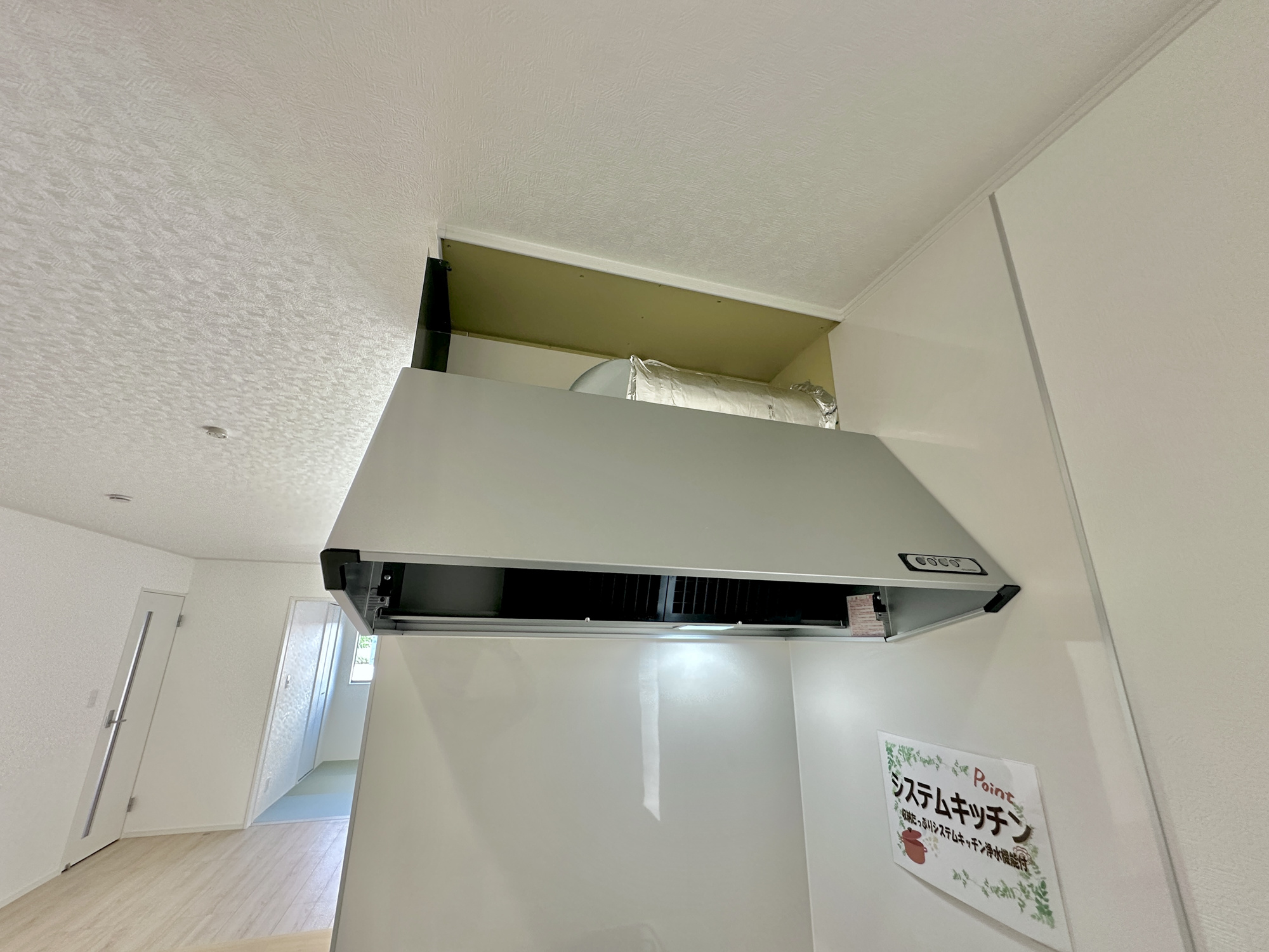 足利市田中町の新築一戸建の設備|キッチンの見た目もスッキリし、稼働している時も音が静かなレンジフード。