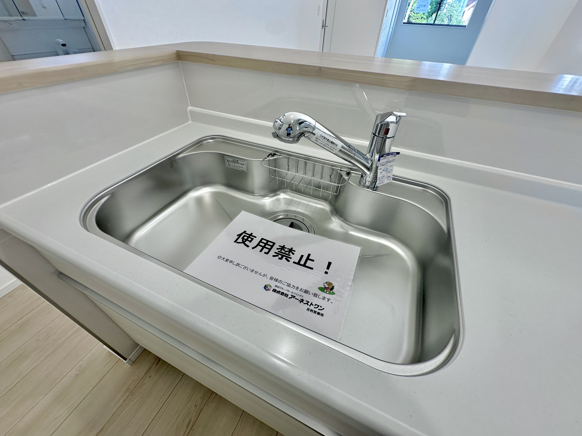 足利市田中町の新築一戸建の設備|浄水機能付シャワー水栓は、浄水器ごと蛇口が引き出せるから、ポットやお鍋などに浄水を注ぐときやシンクを洗う時に便利です♪