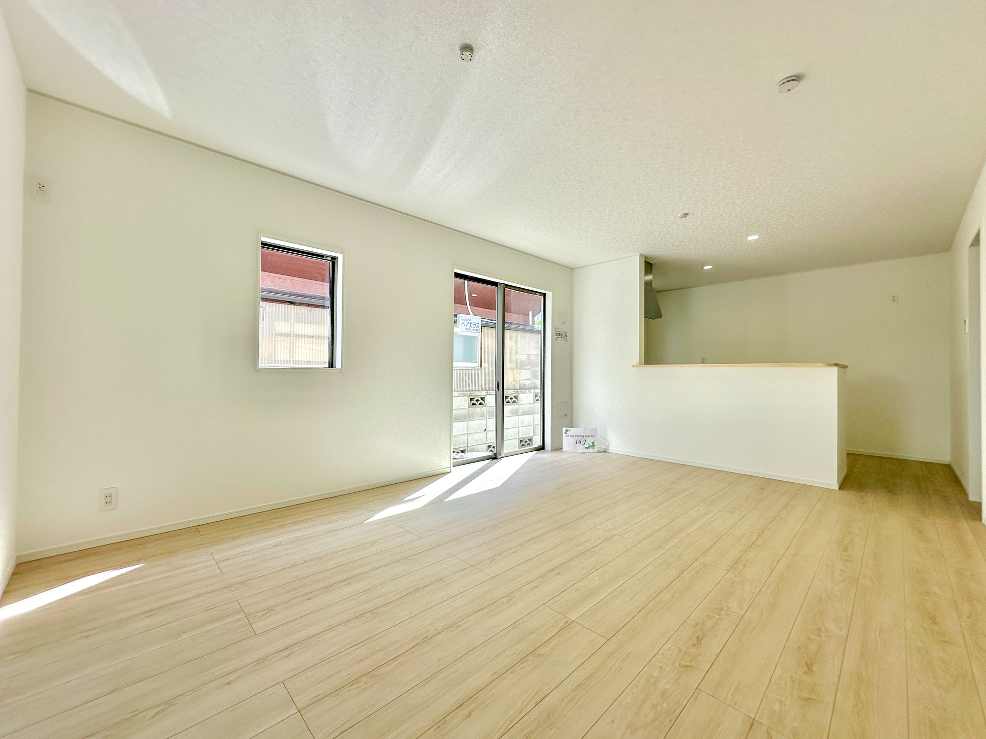 足利市田中町の新築一戸建の居間・リビング|南向きに大きく開いた窓からは、明るい陽射しが射し込みます。
爽やかな風が吹き抜ける心地良いリビングには、自然と家族が集まります。