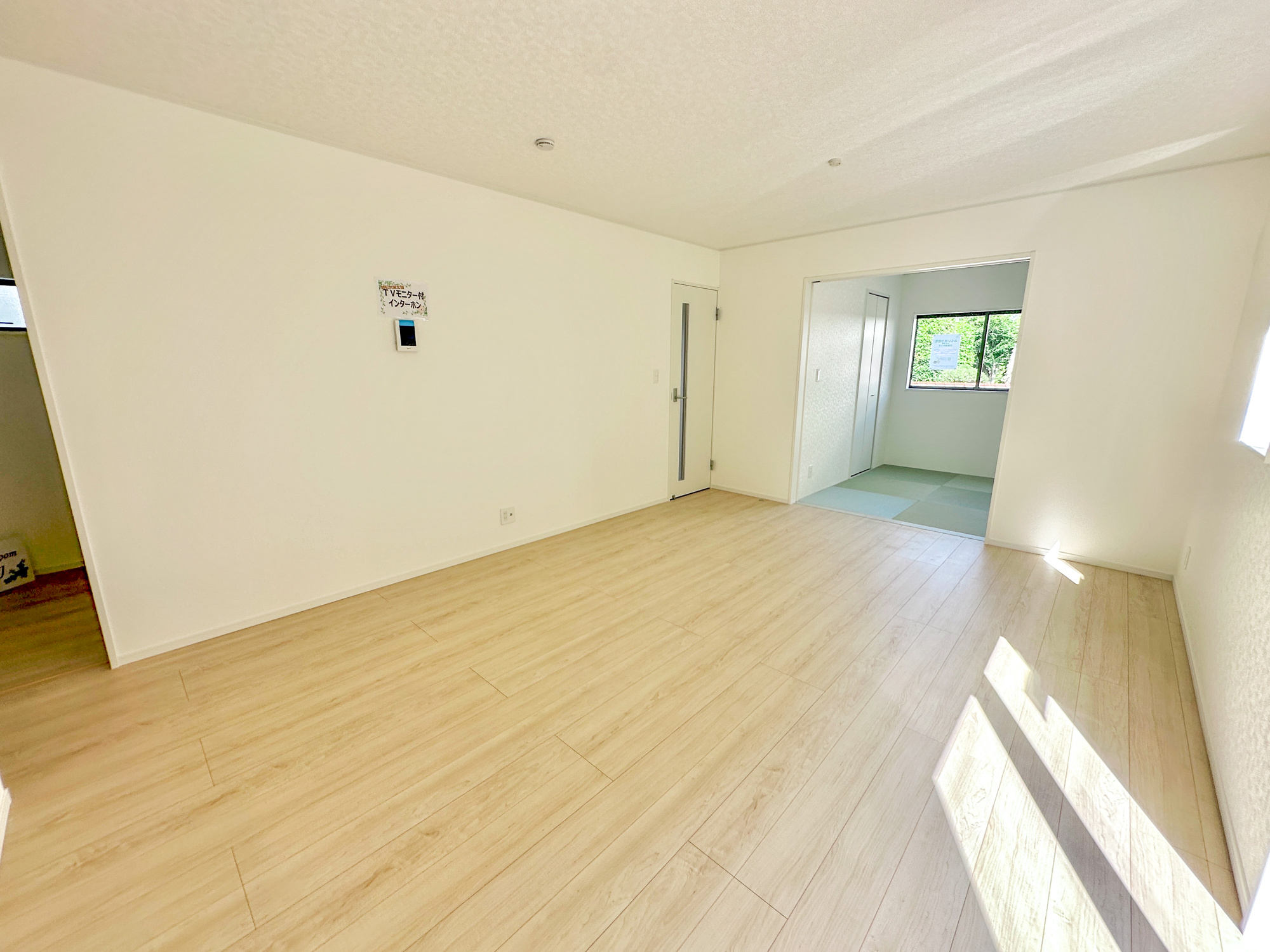 足利市田中町の新築一戸建の居間・リビング|オープンな空間を生み出す、こだわりの広がりとゆとり。家族と過ごす時間を大切にしたい方にぴったりの明るくゆとりある住空間です。南側の窓からの日差しがリビングの隅々までしっかりと届きます！ 