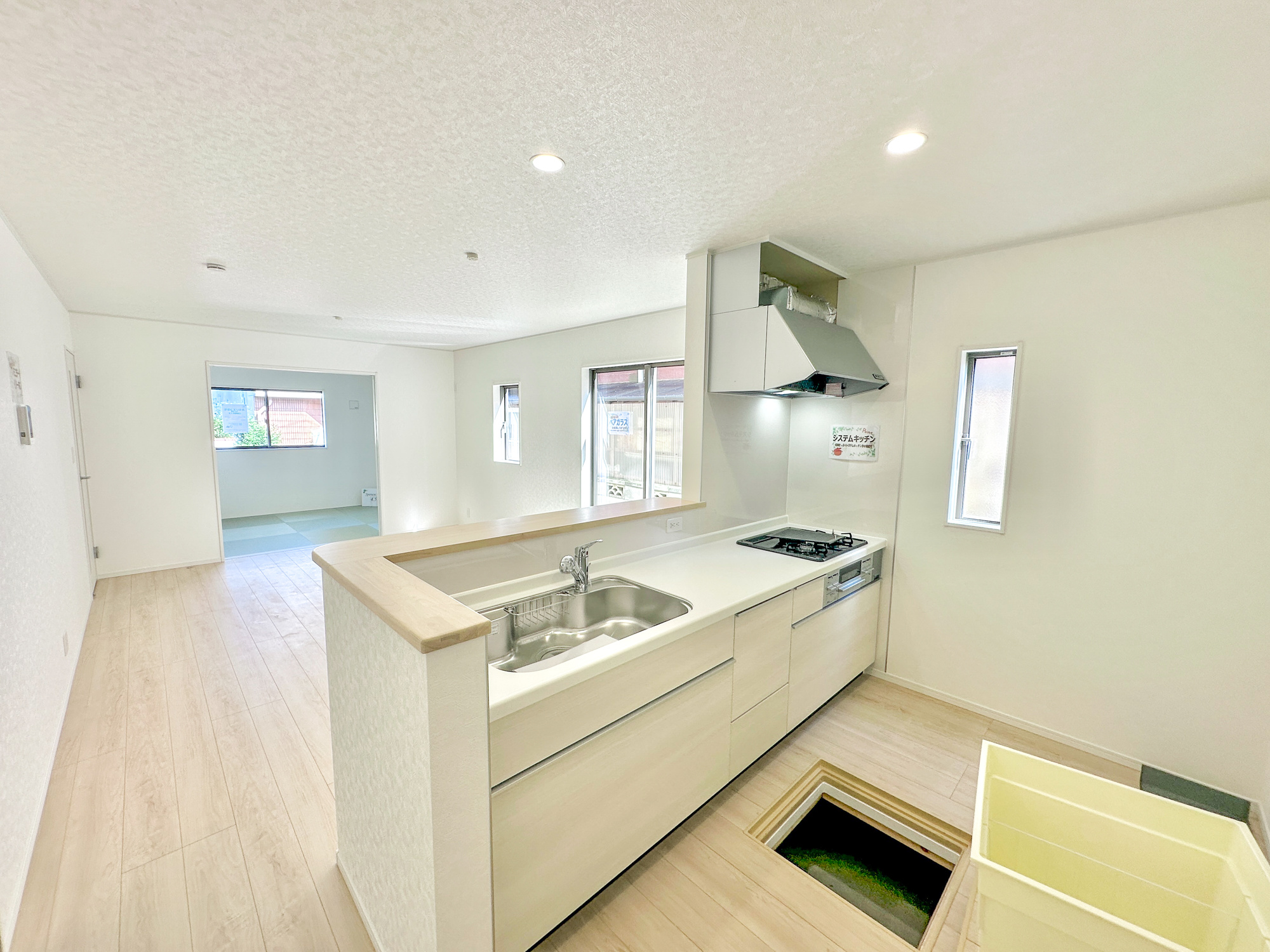 足利市田中町の新築一戸建のキッチン|ダイニングからワークスペースを見渡せる、見せるキッチン。ダイニングとの空間のつながりが、スペースのゆとりを生み出します♪