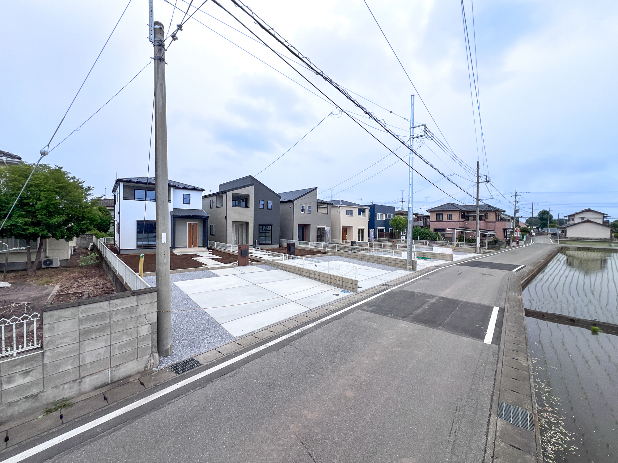 第１栃木市都賀町平川　新築住宅全４棟の前面道路含む現地写真|閑静な住宅地で子育て家族にピッタリ。毎日のお散歩も快適な緑に恵まれたエリアで、自然に包まれた穏やかな暮らしを実現するための、ゆとりある住環境が整っています。

