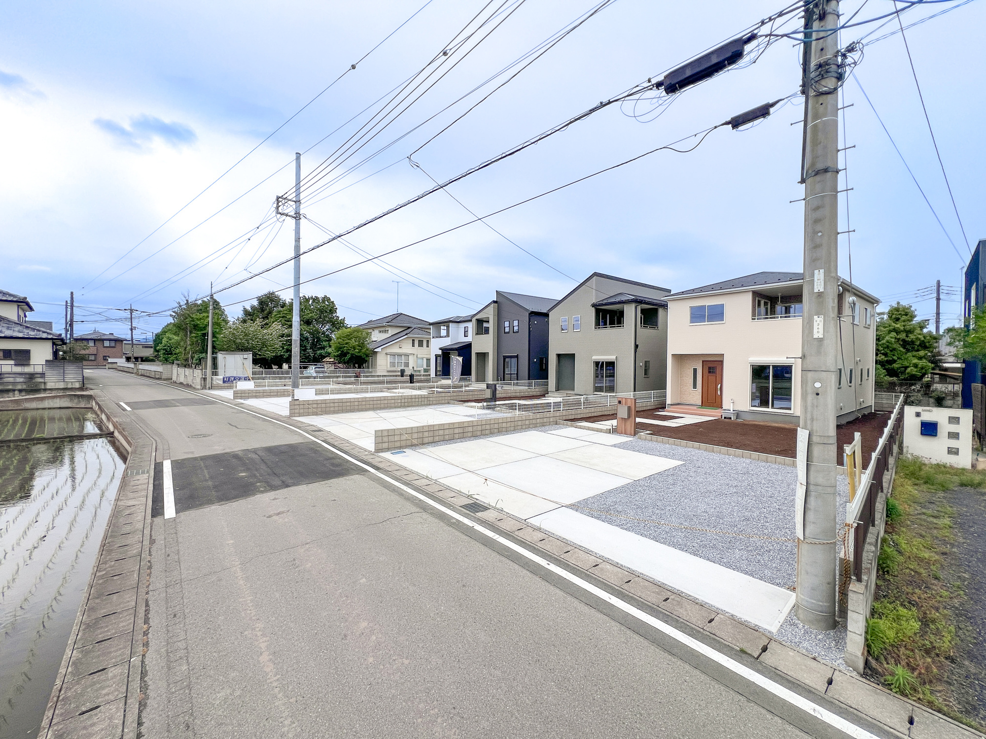 第１栃木市都賀町平川　新築住宅全４棟の前面道路含む現地写真|低層の一戸建てを中心とした街並みが整然と続き、周辺は高い建物が建っていないので、採光や開放性に恵まれ、空が広く緑の多い閑静な趣を感じる環境です。

