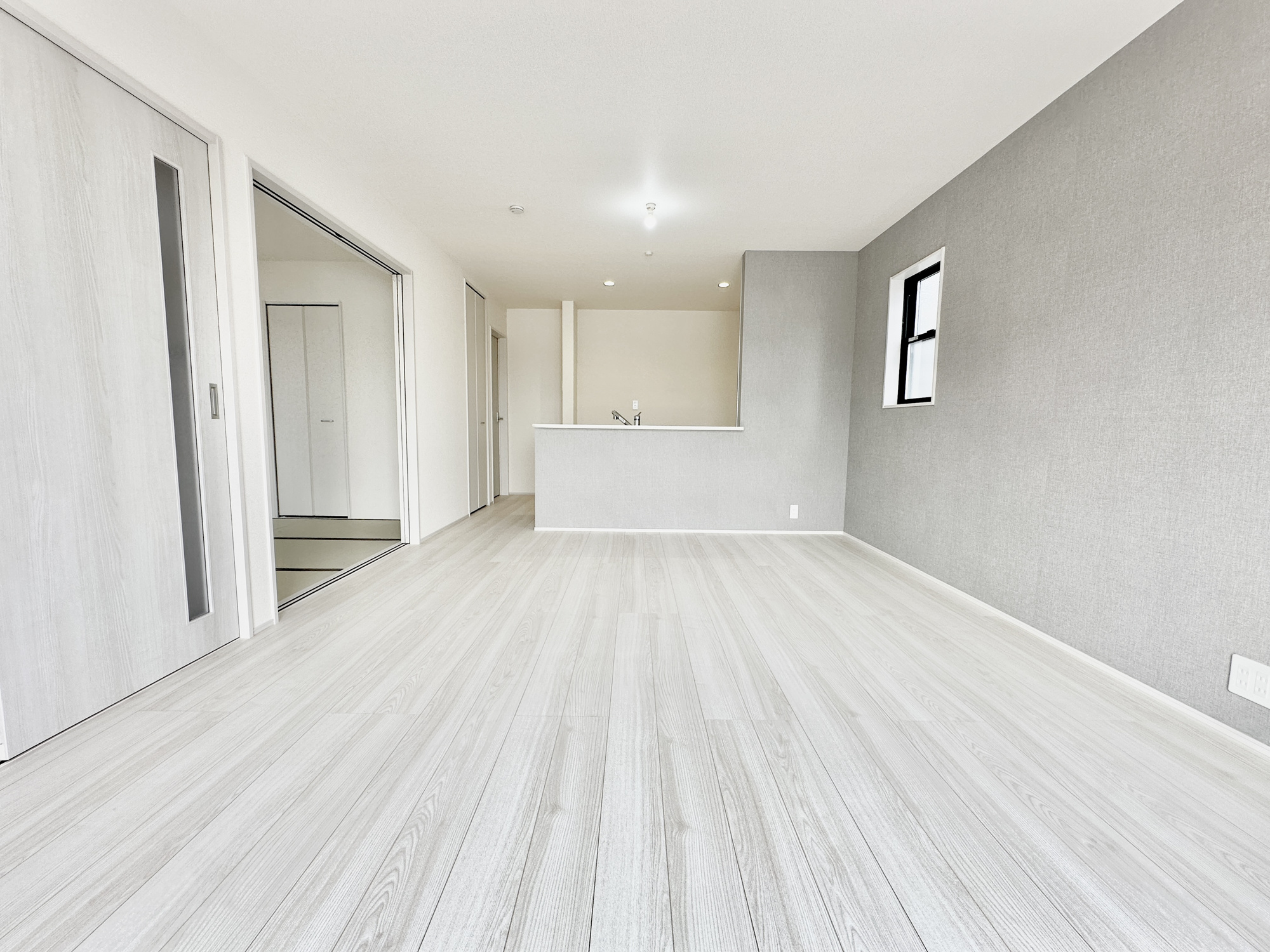 第１栃木市都賀町平川　新築住宅全４棟の居間・リビング|南向きに大きく開いた窓からは、明るい陽射しが射し込みます。
爽やかな風が吹き抜ける心地良いリビングには、自然と家族が集まります。