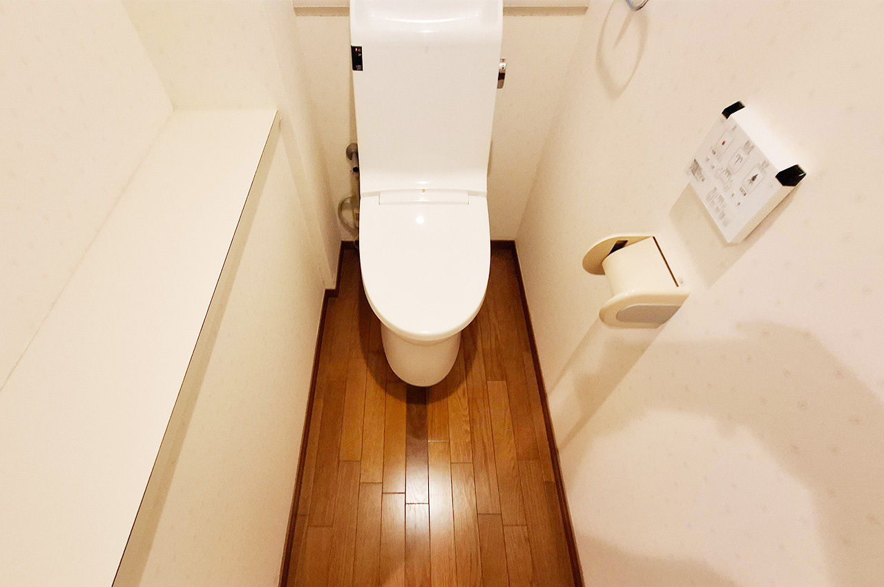 セントポリア金剛東G棟のトイレ|トイレ：トイレットペーパーなどを置きやすい棚付き。