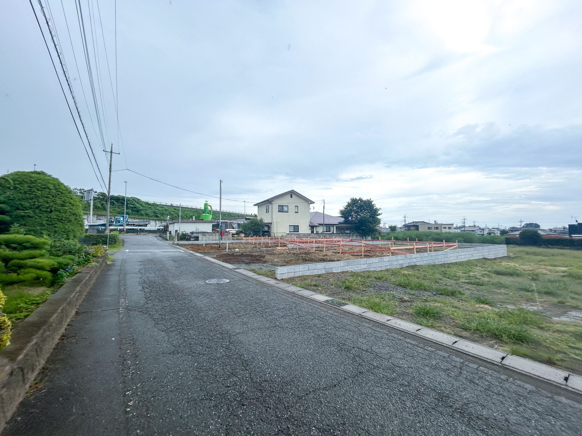 前橋市今井町第1　新築住宅全2棟の前面道路含む現地写真|低層の一戸建てを中心とした街並みが整然と続き、周辺は高い建物が建っていないので、採光や開放性に恵まれ、空が広く緑の多い閑静な趣を感じる環境です。

