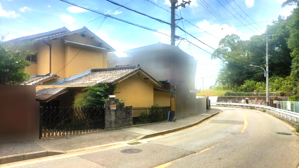 甲陽園東山町古家付土地の前面道路含む現地写真|前面道路幅員約9ｍ（歩道含む）