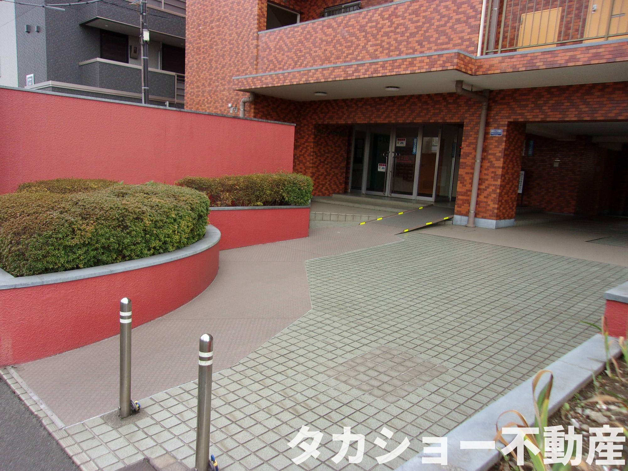 グリーンハイツ浜野のエントランス|落ち着いたエントランスです。車いす用のスロープもございます。