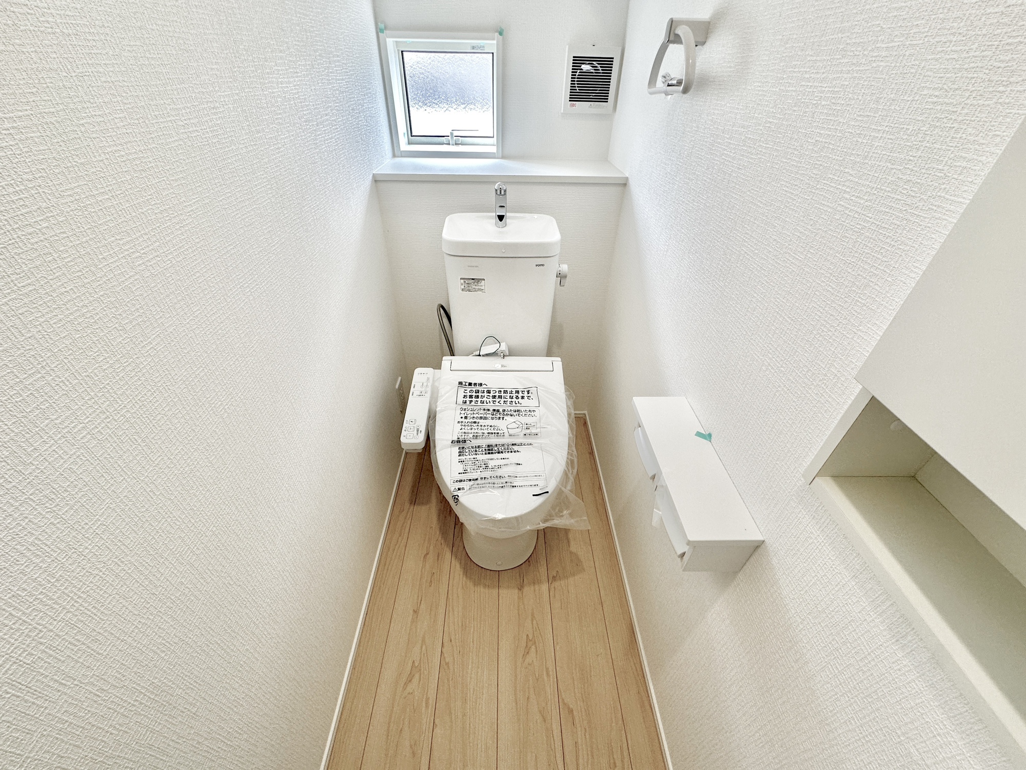 真岡市さくら１丁目の新築一戸建のトイレ|節水型でエコなトイレには、今では当たり前の洗浄付き。便座を温める機能もついていて、居心地良くてトイレから出られなくなるかも！換気用に換気扇はもちろん、窓も着いているので常に快適ですね♪