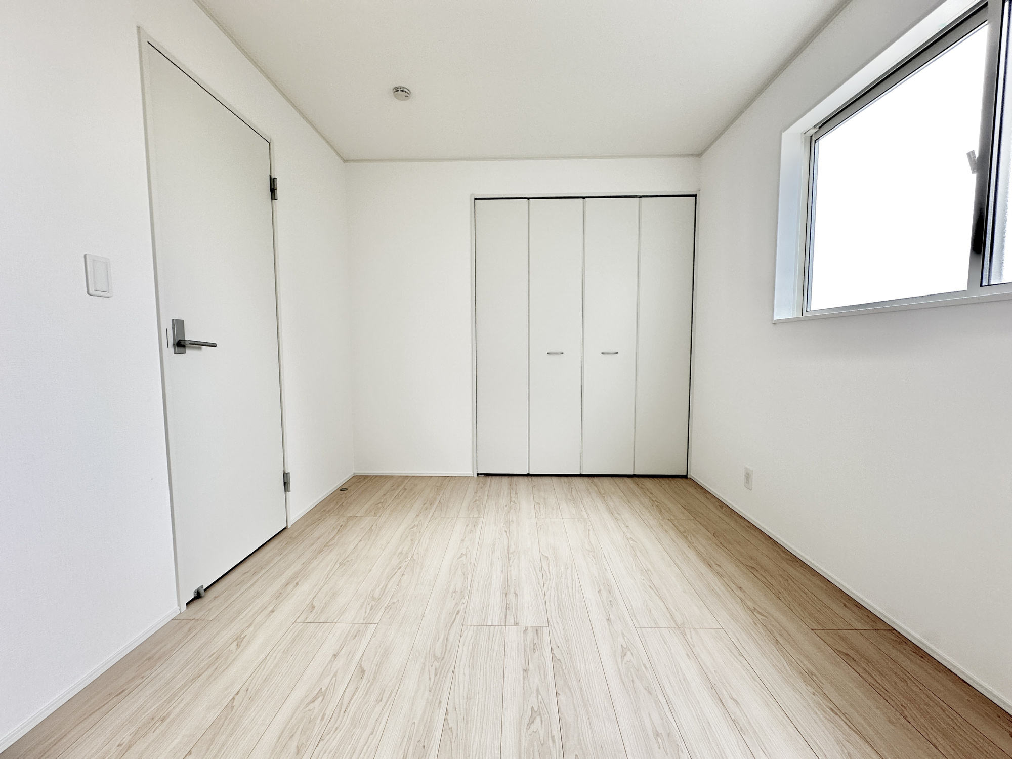 真岡市さくら１丁目の新築一戸建の子供部屋|広々とした居住空間は日々の暮らしを彩り、心のやすらぎと満足感を与えてくれます。通風と採光を考慮した設計は子供たちはのびのび育ち、家族でくつろぎと団らんを生み出します。