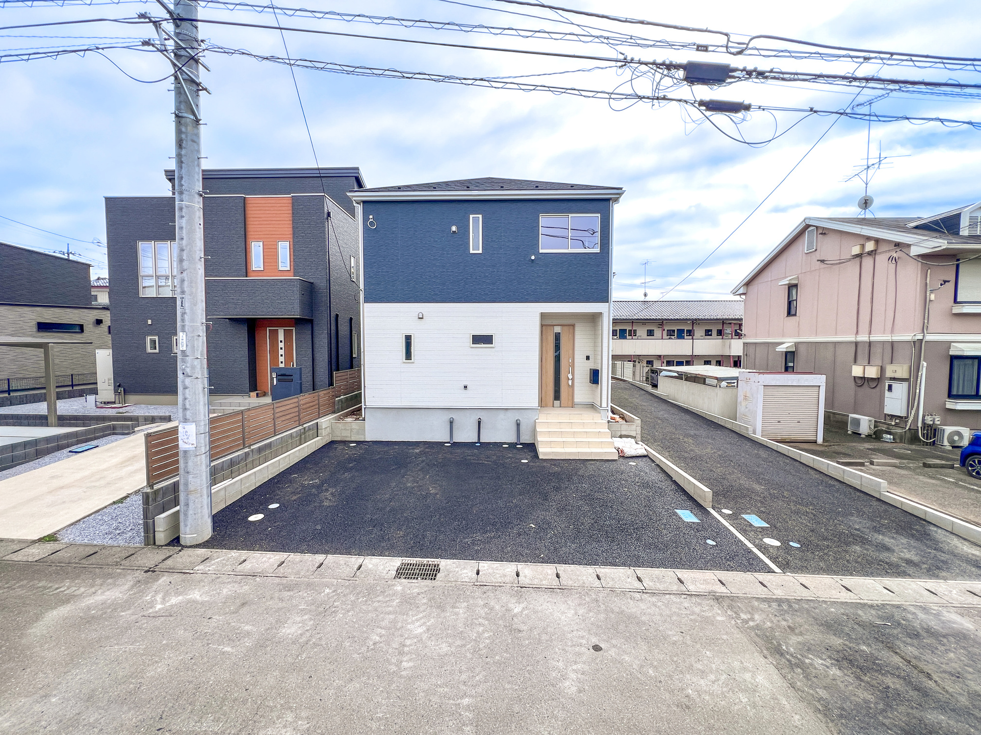 真岡市さくら１丁目の新築一戸建の駐車場|車庫土間施工、駐車2台可能です(^^♪