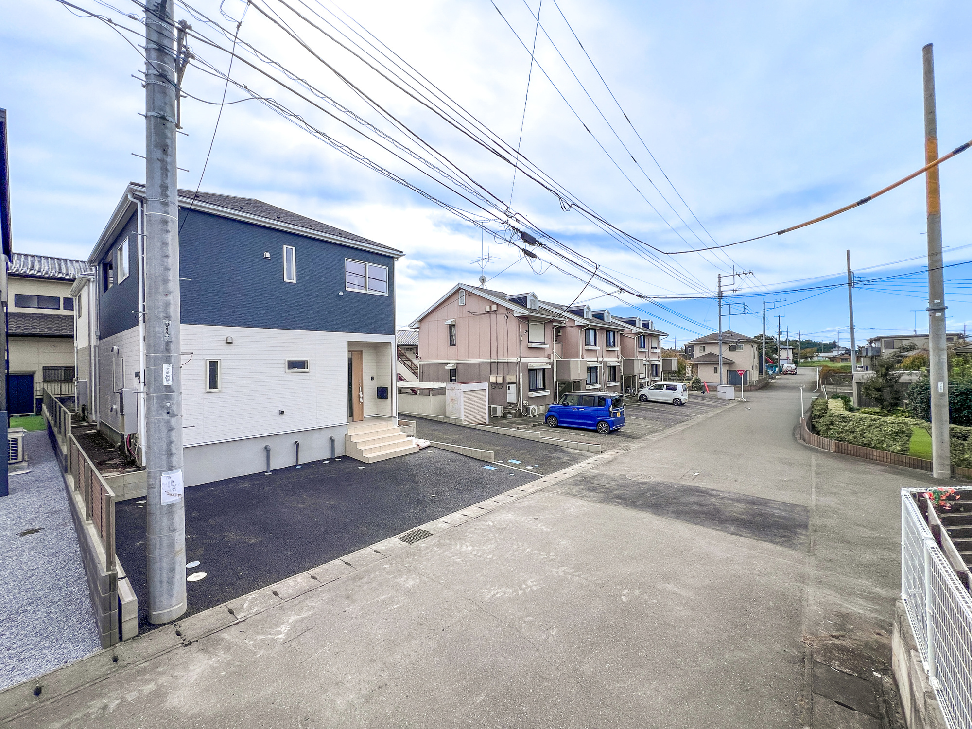 真岡市さくら１丁目の新築一戸建の前面道路含む現地写真|閑静な住宅地で子育て家族にピッタリ。毎日のお散歩も快適な緑に恵まれたエリアで、自然に包まれた穏やかな暮らしを実現するための、ゆとりある住環境が整っています。

