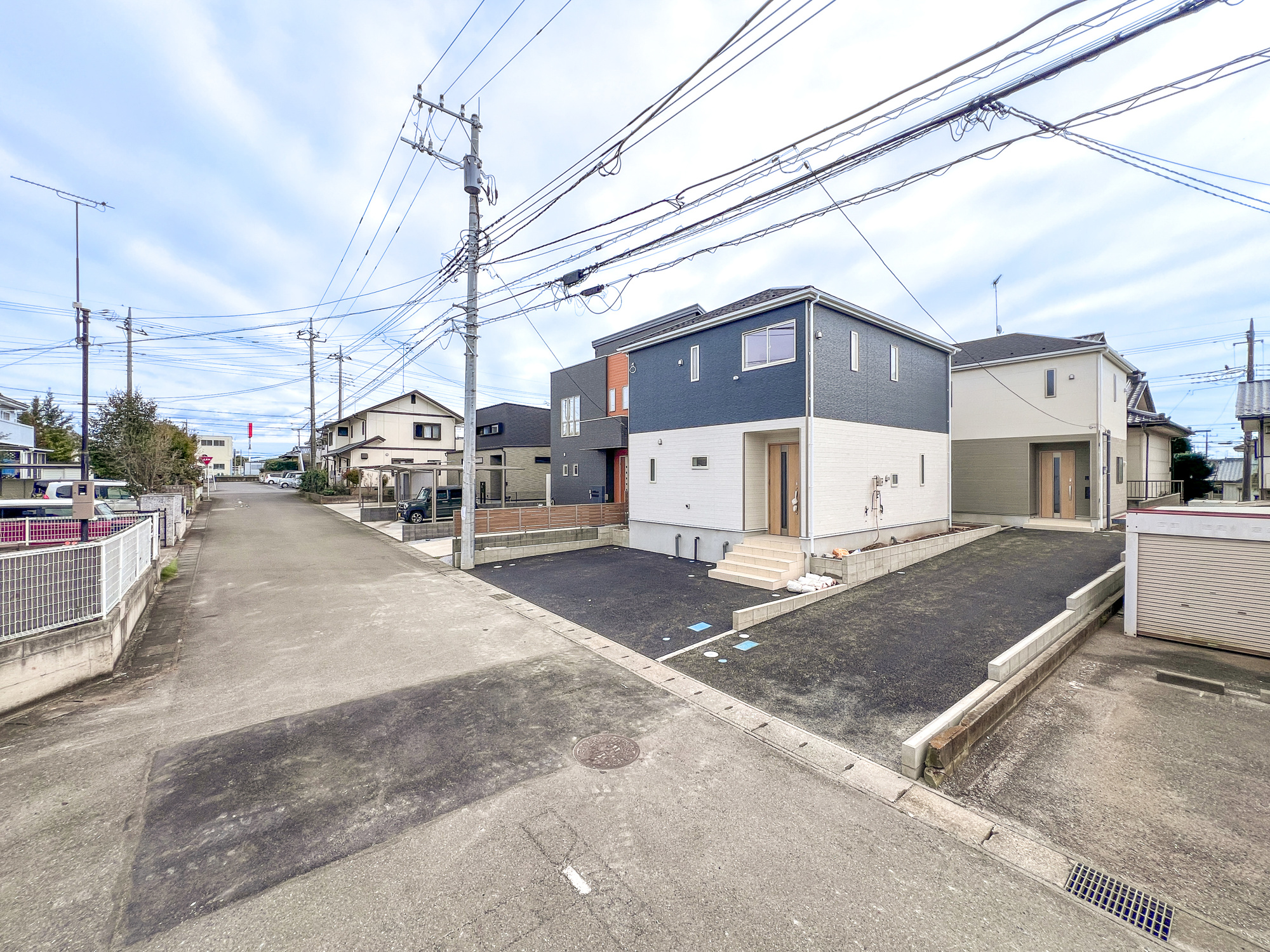真岡市さくら１丁目の新築一戸建の前面道路含む現地写真|低層の一戸建てを中心とした街並みが整然と続き、周辺は高い建物が建っていないので、採光や開放性に恵まれ、空が広く緑の多い閑静な趣を感じる環境です。

