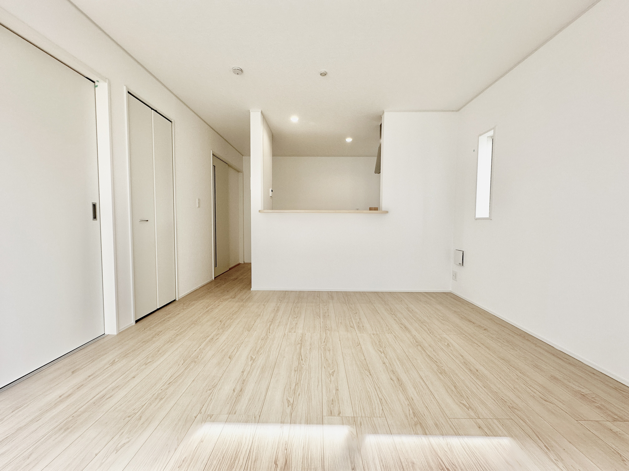 真岡市さくら１丁目の新築一戸建の居間・リビング|南向きに大きく開いた窓からは、明るい陽射しが射し込みます。
爽やかな風が吹き抜ける心地良いリビングには、自然と家族が集まります。