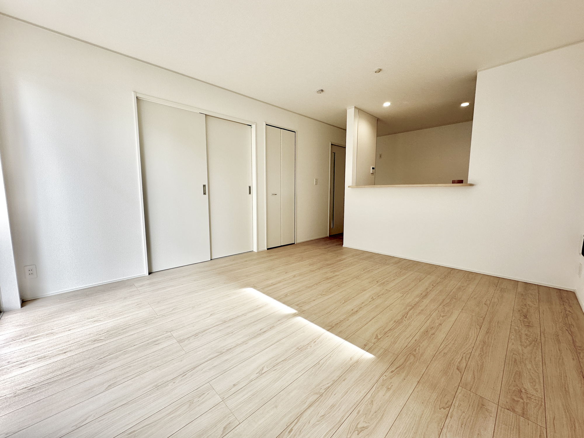 真岡市さくら１丁目の新築一戸建の居間・リビング|室内にいても、たっぷりの陽光と爽やかな風を感じて頂ける、開放感あふれるリビングです。
ご家族と穏やかに過ごす、心地の良い時間が流れます。