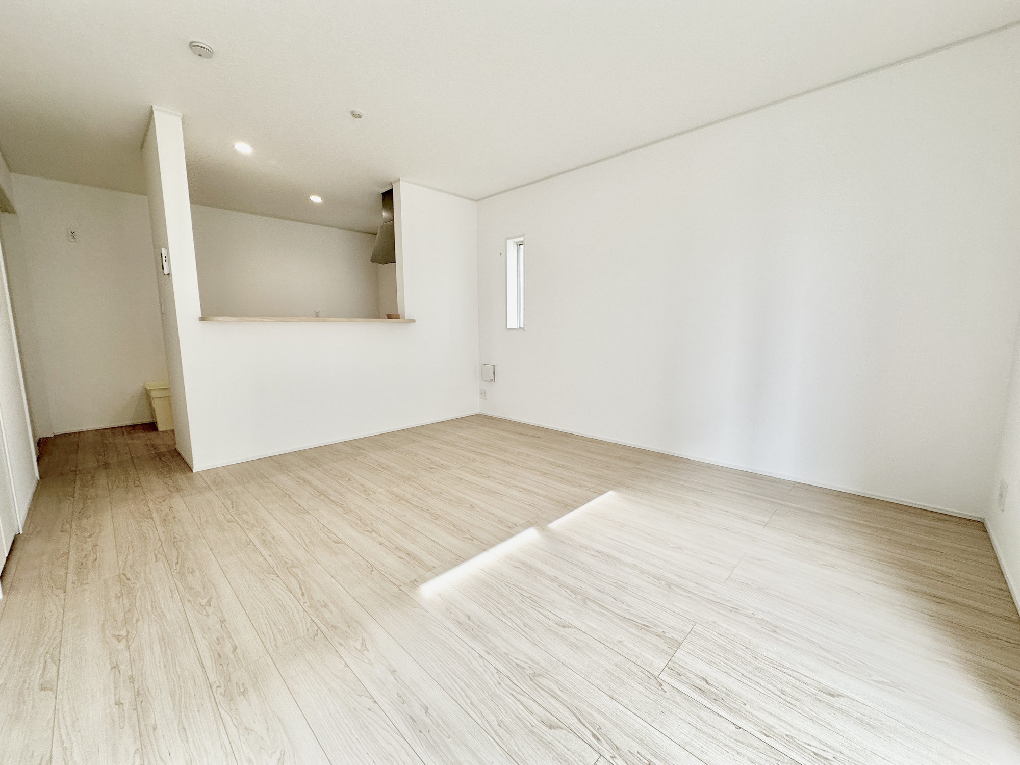 真岡市さくら１丁目の新築一戸建の居間・リビング|オープンな空間を生み出す、こだわりの広がりとゆとり。家族と過ごす時間を大切にしたい方にぴったりの明るくゆとりある住空間です。南側の窓からの日差しがリビングの隅々までしっかりと届きます！ 