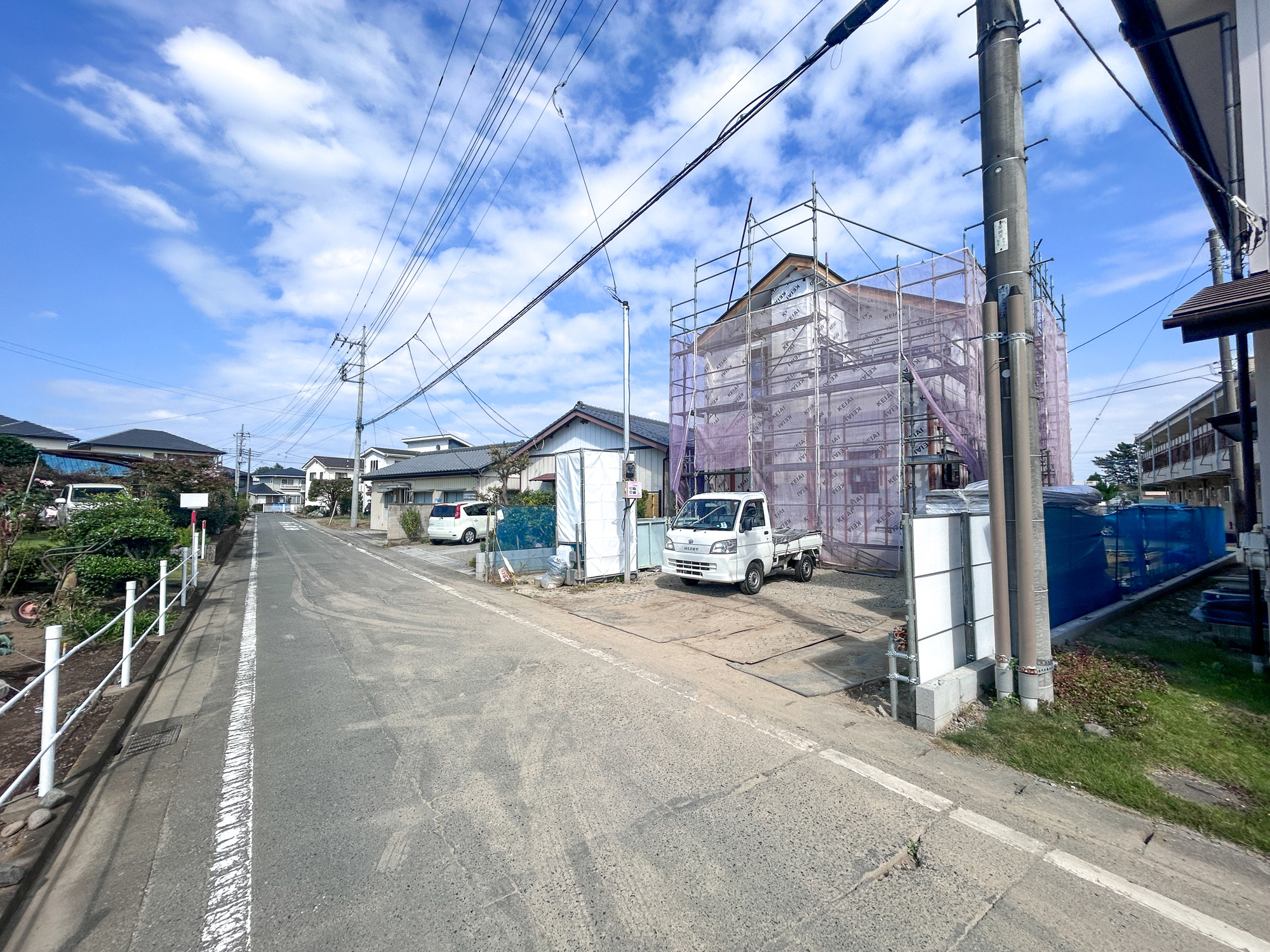 高崎市栗崎町1期　新築住宅全1棟の前面道路含む現地写真|閑静な住宅地で子育て家族にピッタリ。毎日のお散歩も快適な緑に恵まれたエリアで、自然に包まれた穏やかな暮らしを実現するための、ゆとりある住環境が整っています。

