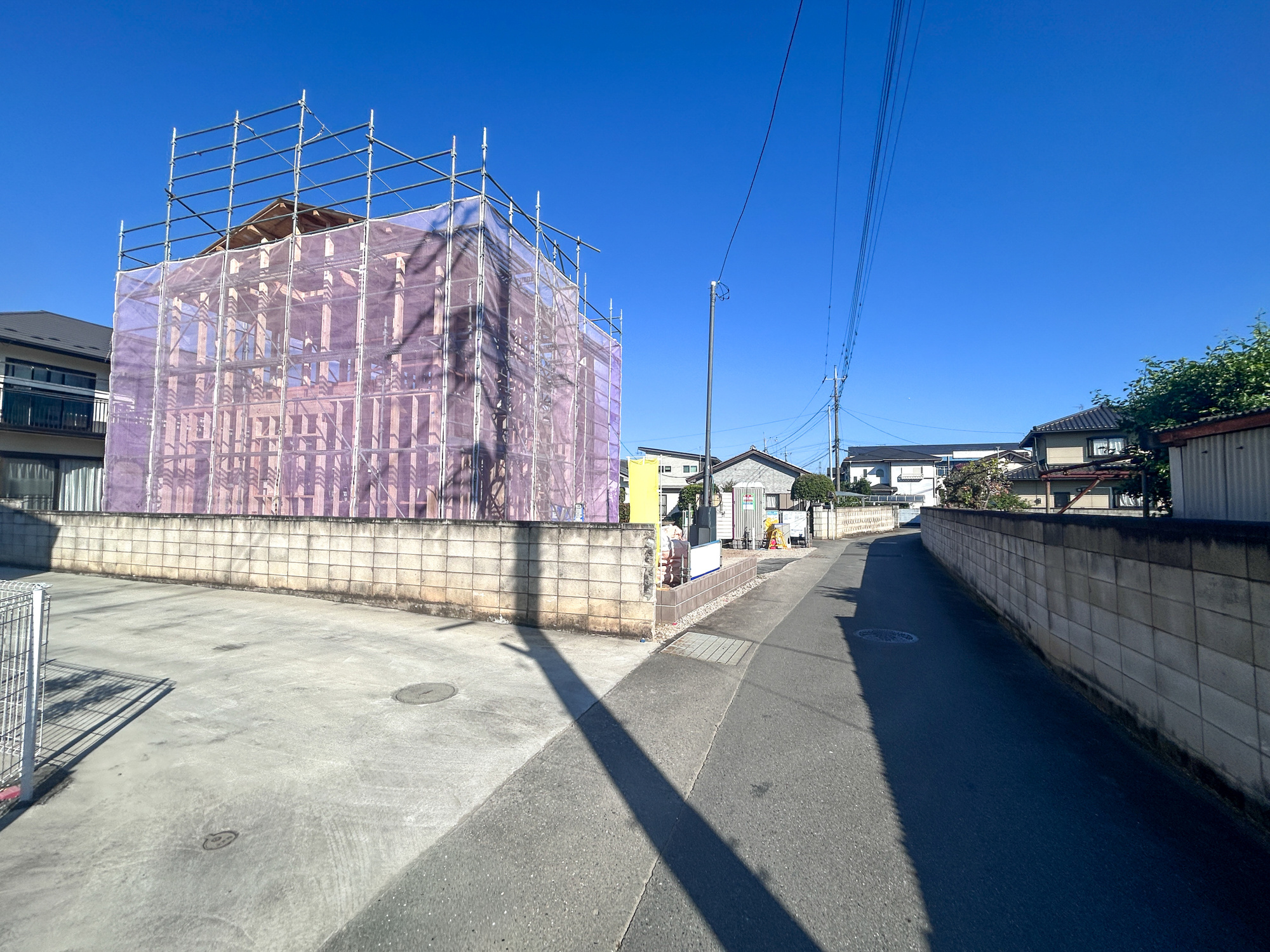 高崎市八幡町第10　新築住宅全1棟の前面道路含む現地写真|閑静な住宅地で子育て家族にピッタリ。毎日のお散歩も快適な緑に恵まれたエリアで、自然に包まれた穏やかな暮らしを実現するための、ゆとりある住環境が整っています。

