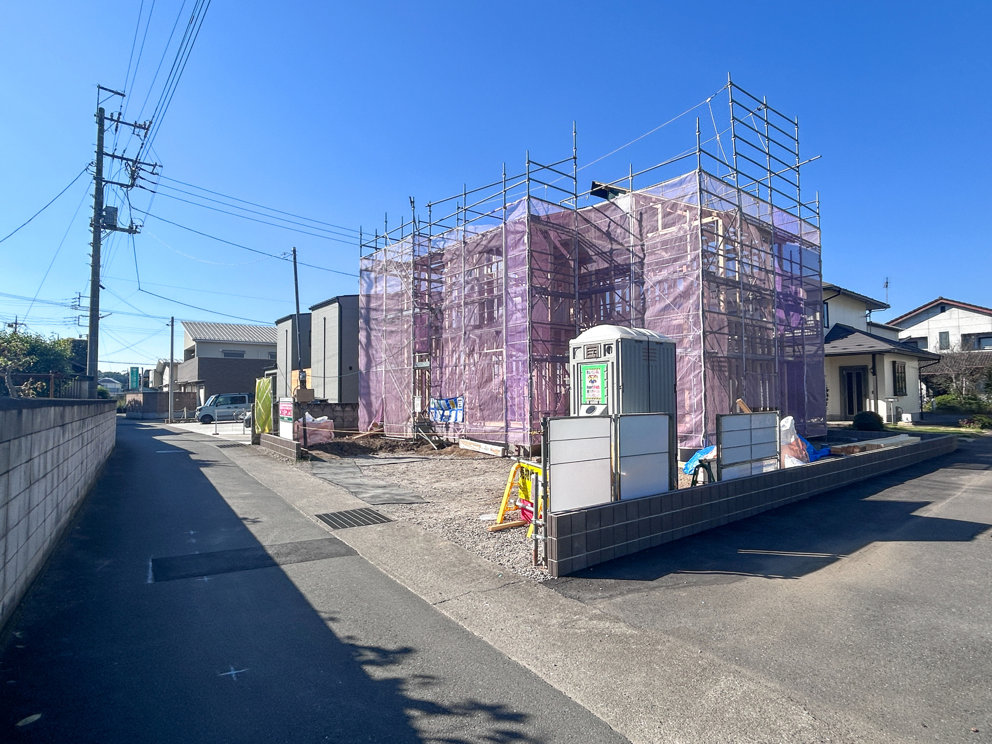 高崎市八幡町第10　新築住宅全1棟の前面道路含む現地写真|低層の一戸建てを中心とした街並みが整然と続き、周辺は高い建物が建っていないので、採光や開放性に恵まれ、空が広く緑の多い閑静な趣を感じる環境です。

