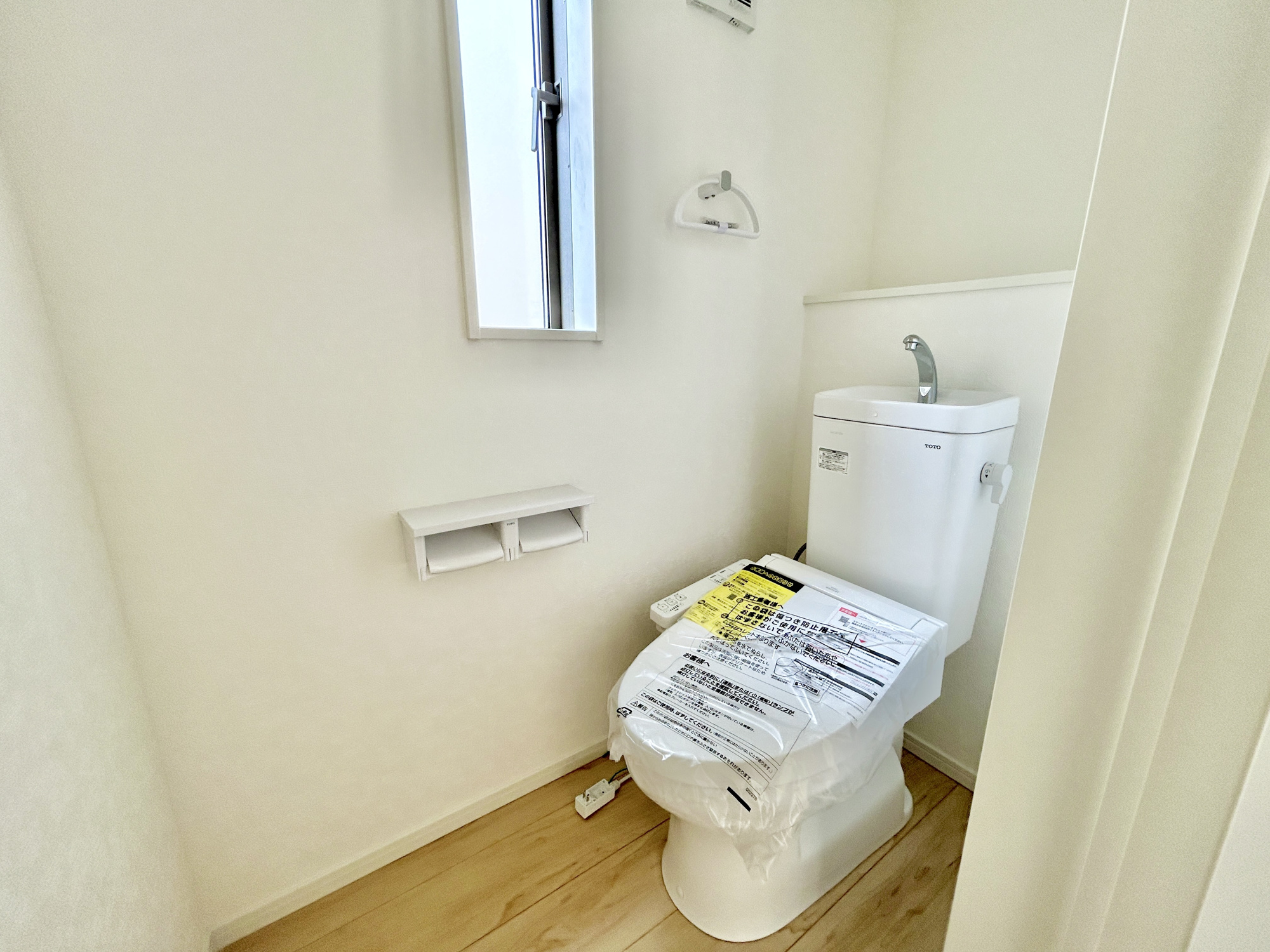前橋市稲荷新田町第3　新築住宅全4棟のトイレ|節水型でエコなトイレには、今では当たり前の洗浄付き。便座を温める機能もついていて、居心地良くてトイレから出られなくなるかも！換気用に換気扇はもちろん、窓も着いているので常に快適ですね♪