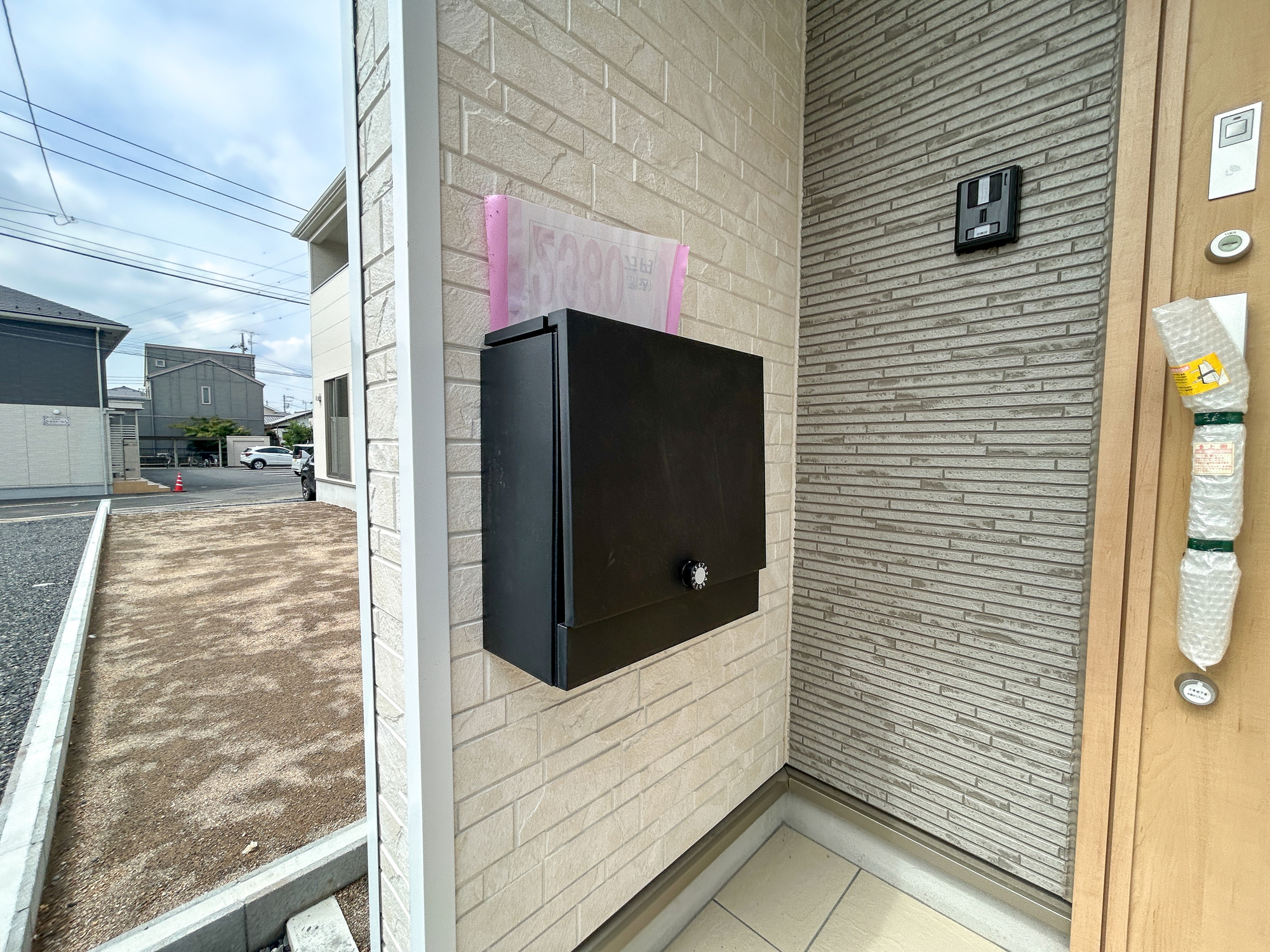 前橋市稲荷新田町第3　新築住宅全4棟の設備|玄関わきに設置された郵便ポスト。玄関近くで取り出しにお庭まで行かずとも取れますね。