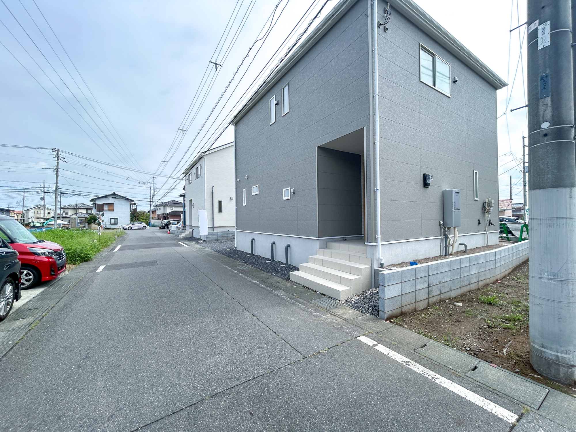 前橋市稲荷新田町第3　新築住宅全4棟の前面道路含む現地写真|閑静な住宅地で子育て家族にピッタリ。毎日のお散歩も快適な緑に恵まれたエリアで、自然に包まれた穏やかな暮らしを実現するための、ゆとりある住環境が整っています。

