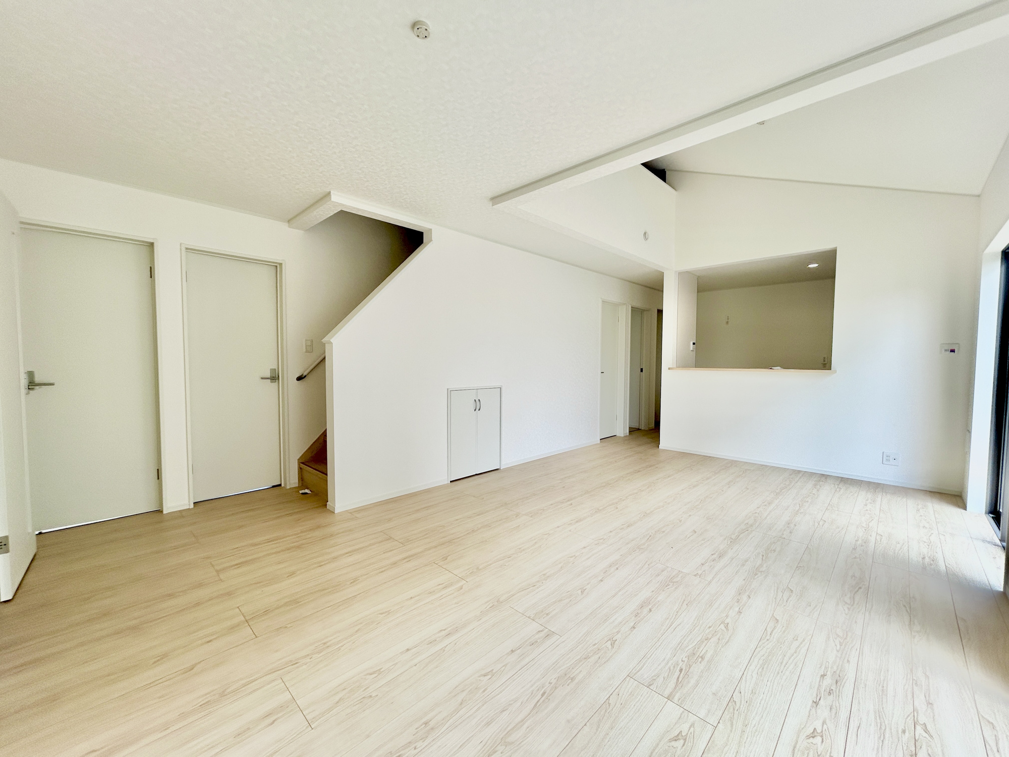 前橋市稲荷新田町第3　新築住宅全4棟の居間・リビング|オープンな空間を生み出す、こだわりの広がりとゆとり。家族と過ごす時間を大切にしたい方にぴったりの明るくゆとりある住空間です。窓からの日差しがリビングの隅々までしっかりと届きます！ 