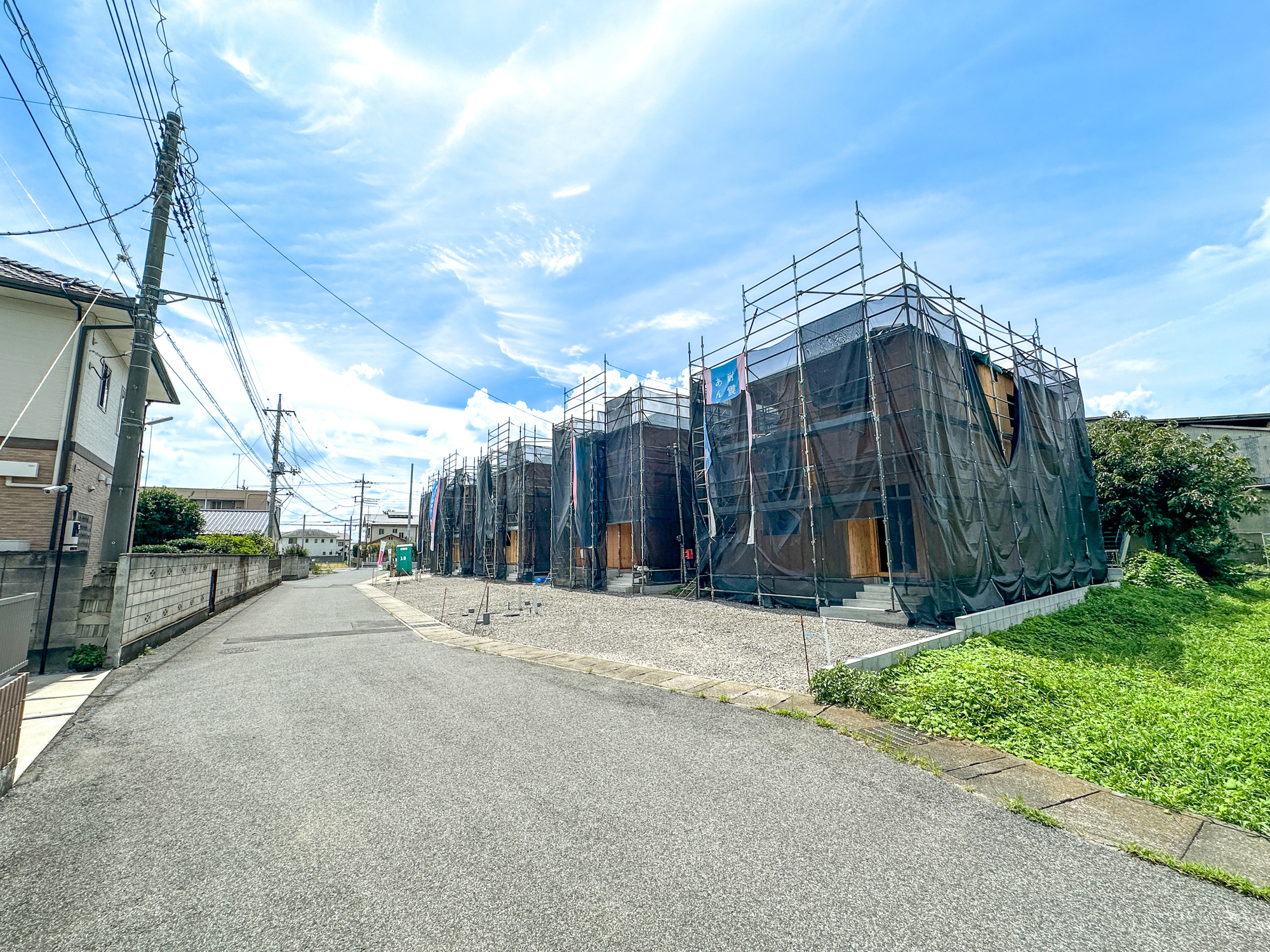 足利市南大町の新築一戸建の前面道路含む現地写真|閑静な住宅地で子育て家族にピッタリ。毎日のお散歩も快適な緑に恵まれたエリアで、自然に包まれた穏やかな暮らしを実現するための、ゆとりある住環境が整っています。

