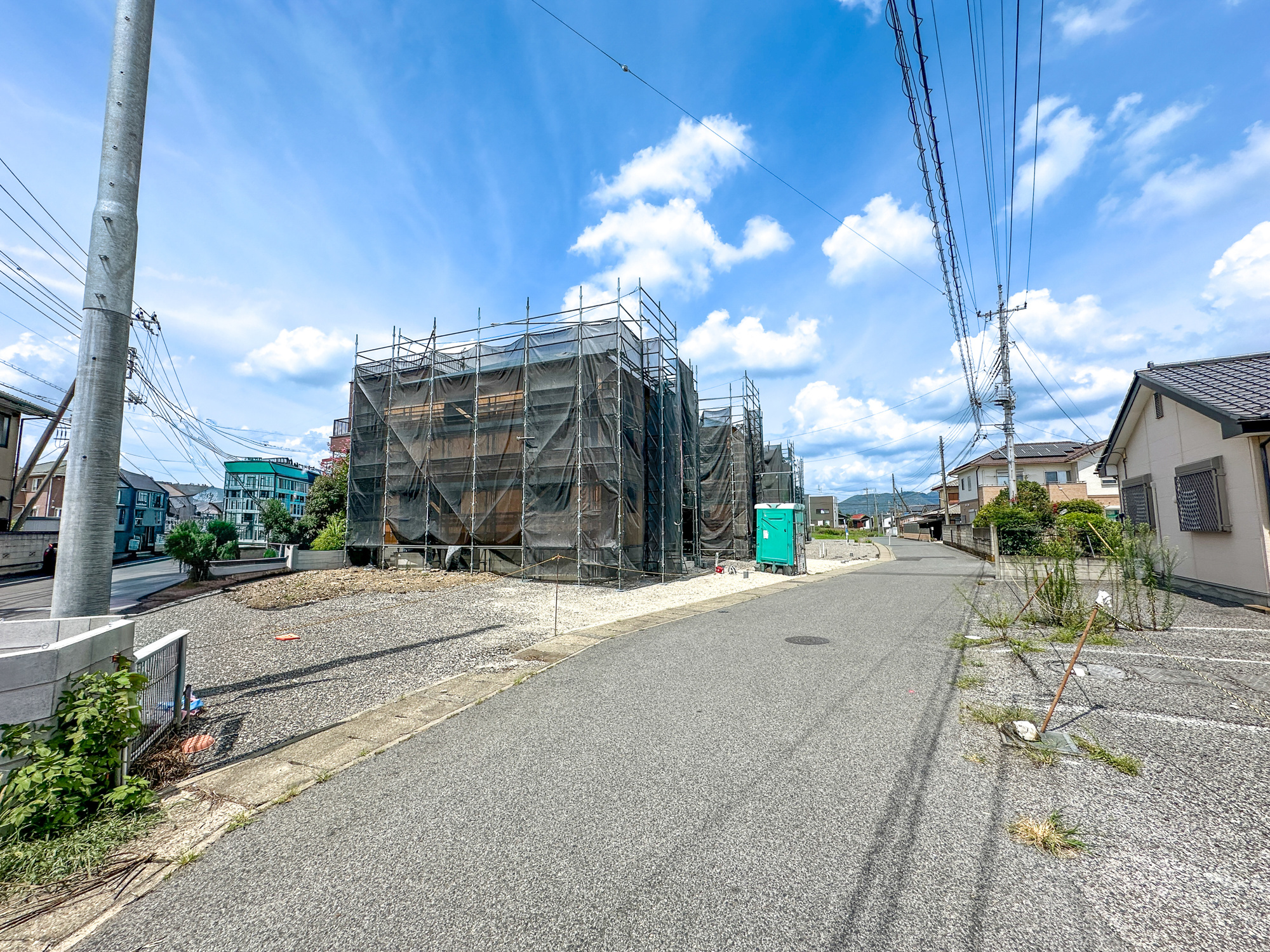 足利市南大町の新築一戸建の前面道路含む現地写真|低層の一戸建てを中心とした街並みが整然と続き、周辺は高い建物が建っていないので、採光や開放性に恵まれ、空が広く緑の多い閑静な趣を感じる環境です。

