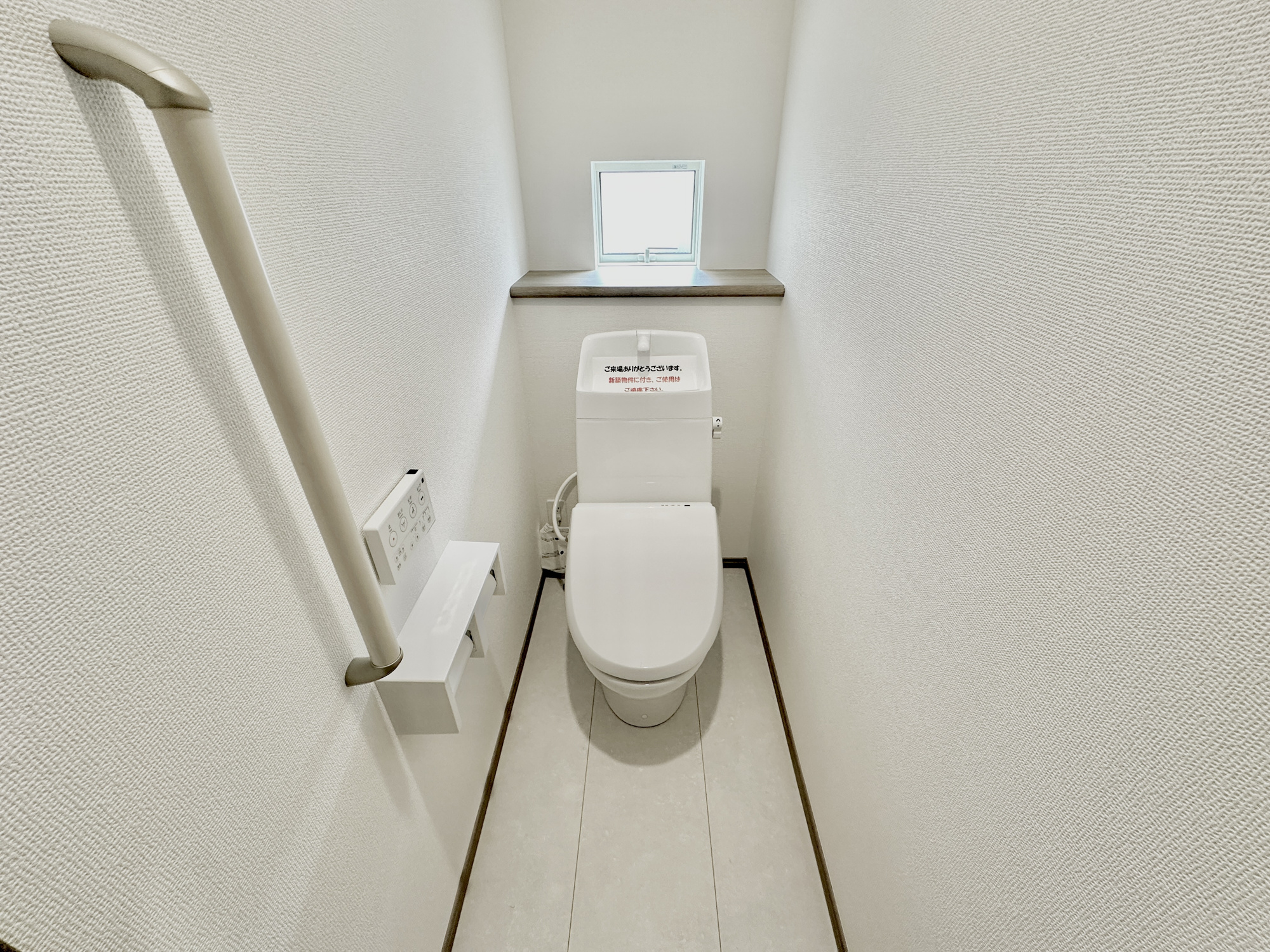宇都宮市簗瀬町の新築一戸建のトイレ|節水型でエコなトイレには、今では当たり前の洗浄付き。便座を温める機能もついていて、居心地良くてトイレから出られなくなるかも！換気用に換気扇はもちろん、窓も着いているので常に快適ですね♪