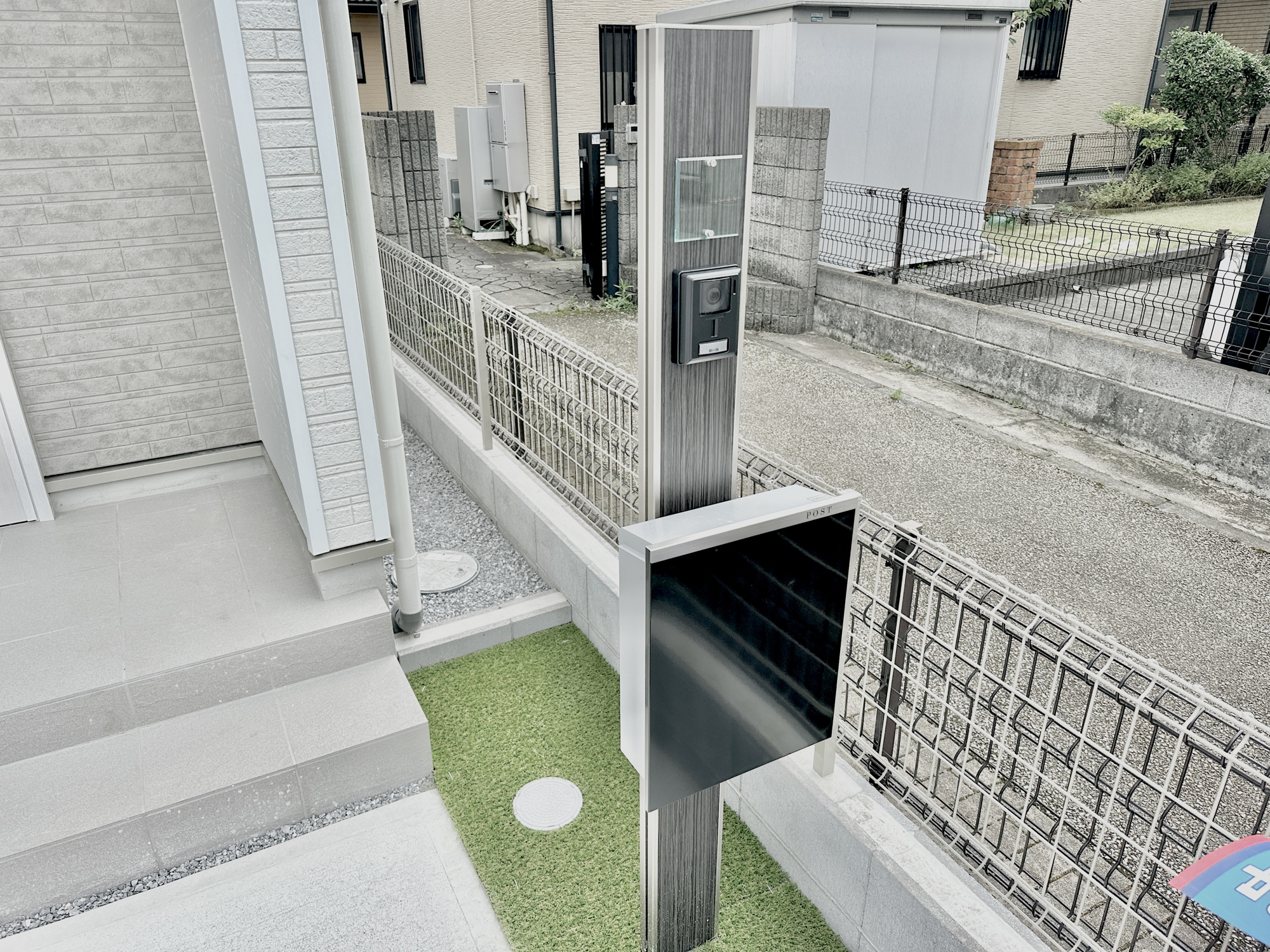 宇都宮市簗瀬町の新築一戸建の設備|おしゃれな機能ポールにはポスト、インターフォン、表札設置可能です♪