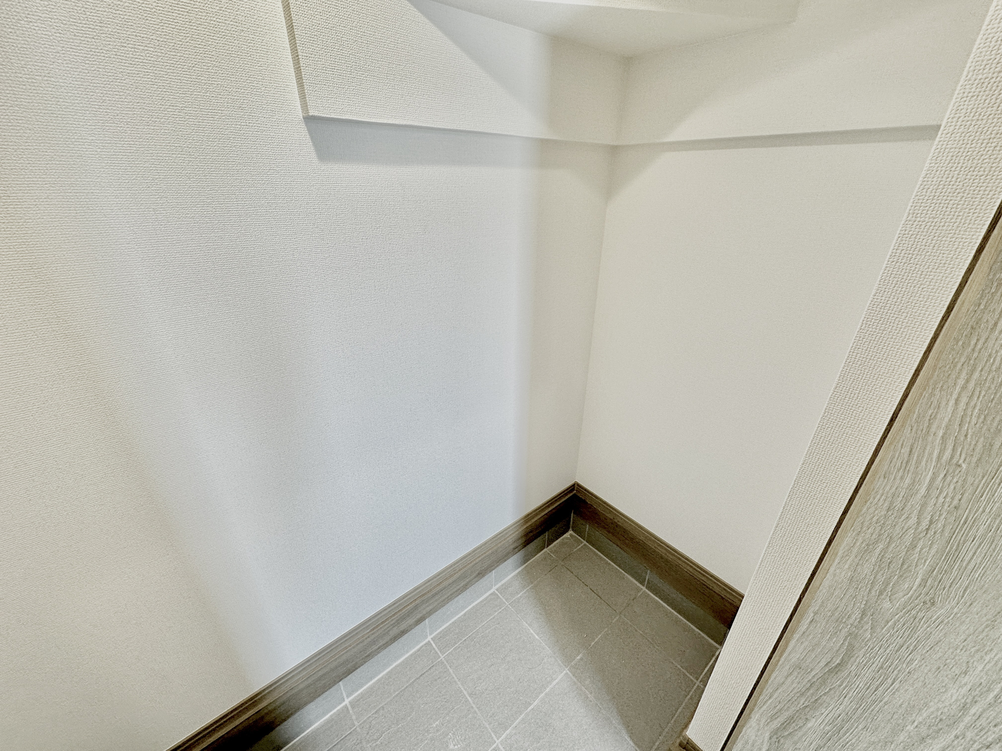宇都宮市簗瀬町の新築一戸建の収納|広々シューズインクローク付きで家族全員分の靴はもちろん、アウトドアグッズやベビーカーなども収納することができます♪