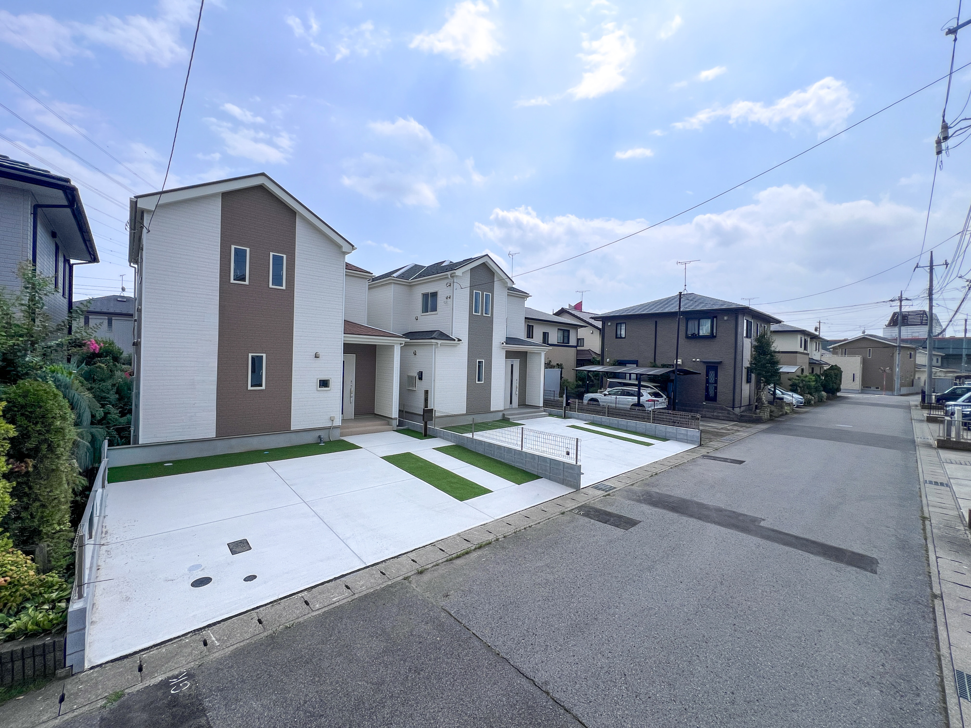 宇都宮市簗瀬町の新築一戸建の前面道路含む現地写真|閑静な住宅地で子育て家族にピッタリ。毎日のお散歩も快適な緑に恵まれたエリアで、自然に包まれた穏やかな暮らしを実現するための、ゆとりある住環境が整っています。

