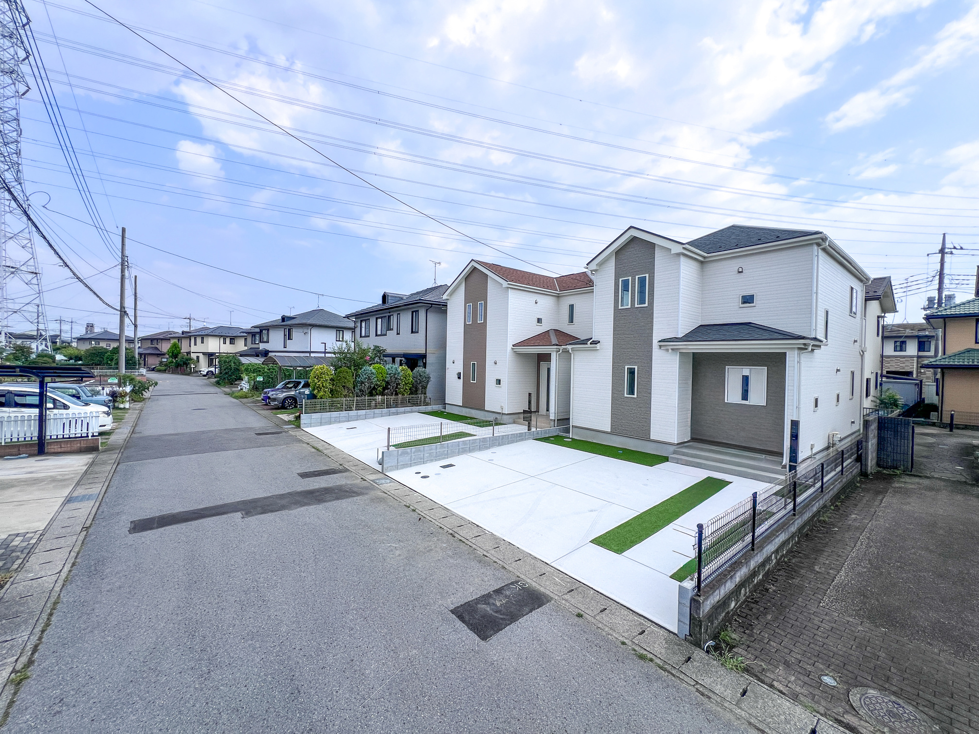 宇都宮市簗瀬町の新築一戸建の前面道路含む現地写真|低層の一戸建てを中心とした街並みが整然と続き、周辺は高い建物が建っていないので、採光や開放性に恵まれ、空が広く緑の多い閑静な趣を感じる環境です。

