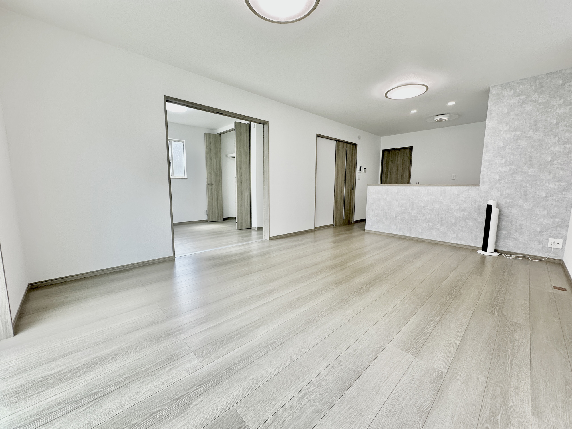 宇都宮市簗瀬町の新築一戸建の居間・リビング|室内にいても、たっぷりの陽光と爽やかな風を感じて頂ける、開放感あふれるリビングです。
ご家族と穏やかに過ごす、心地の良い時間が流れます。